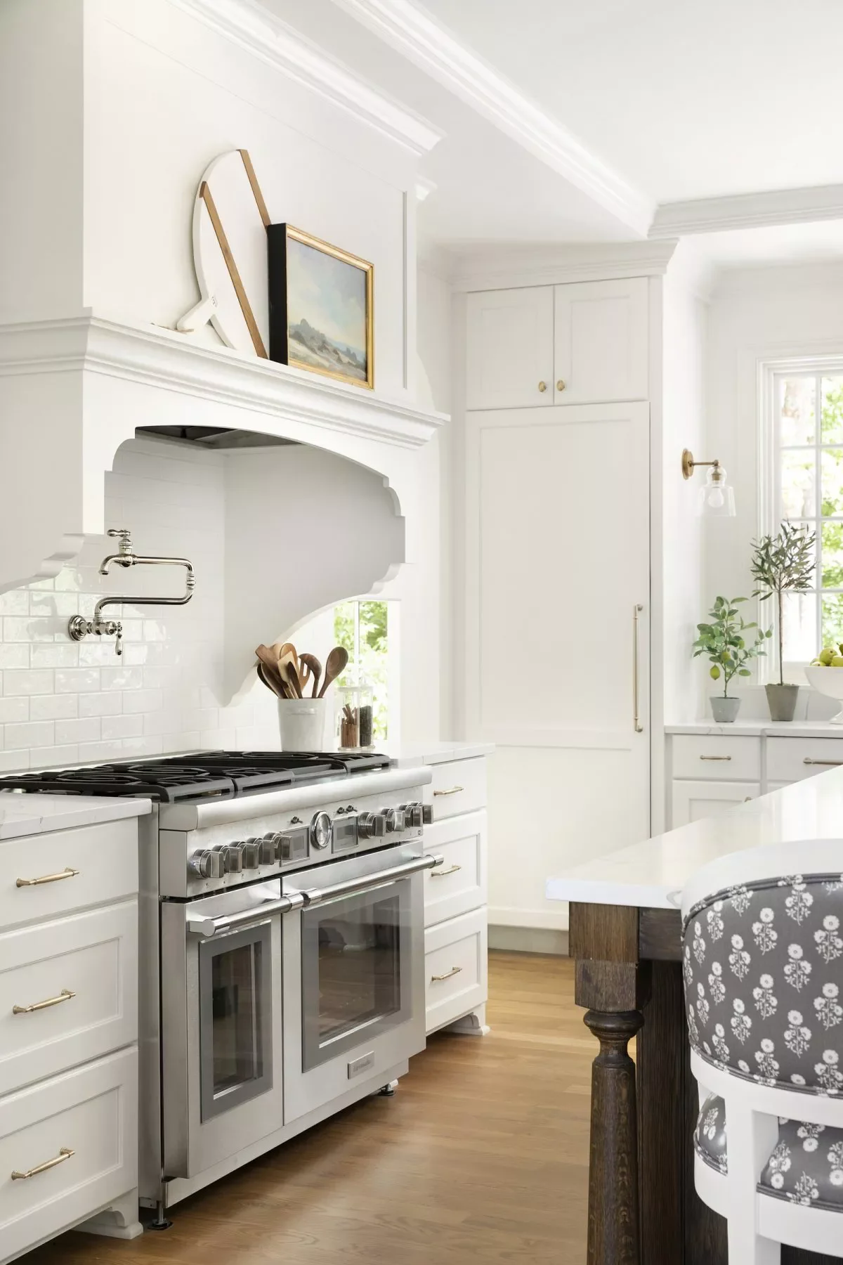 37 Timeless Traditional Kitchen Designs That Create the Perfect Cozy Home 26 Natural Greenery