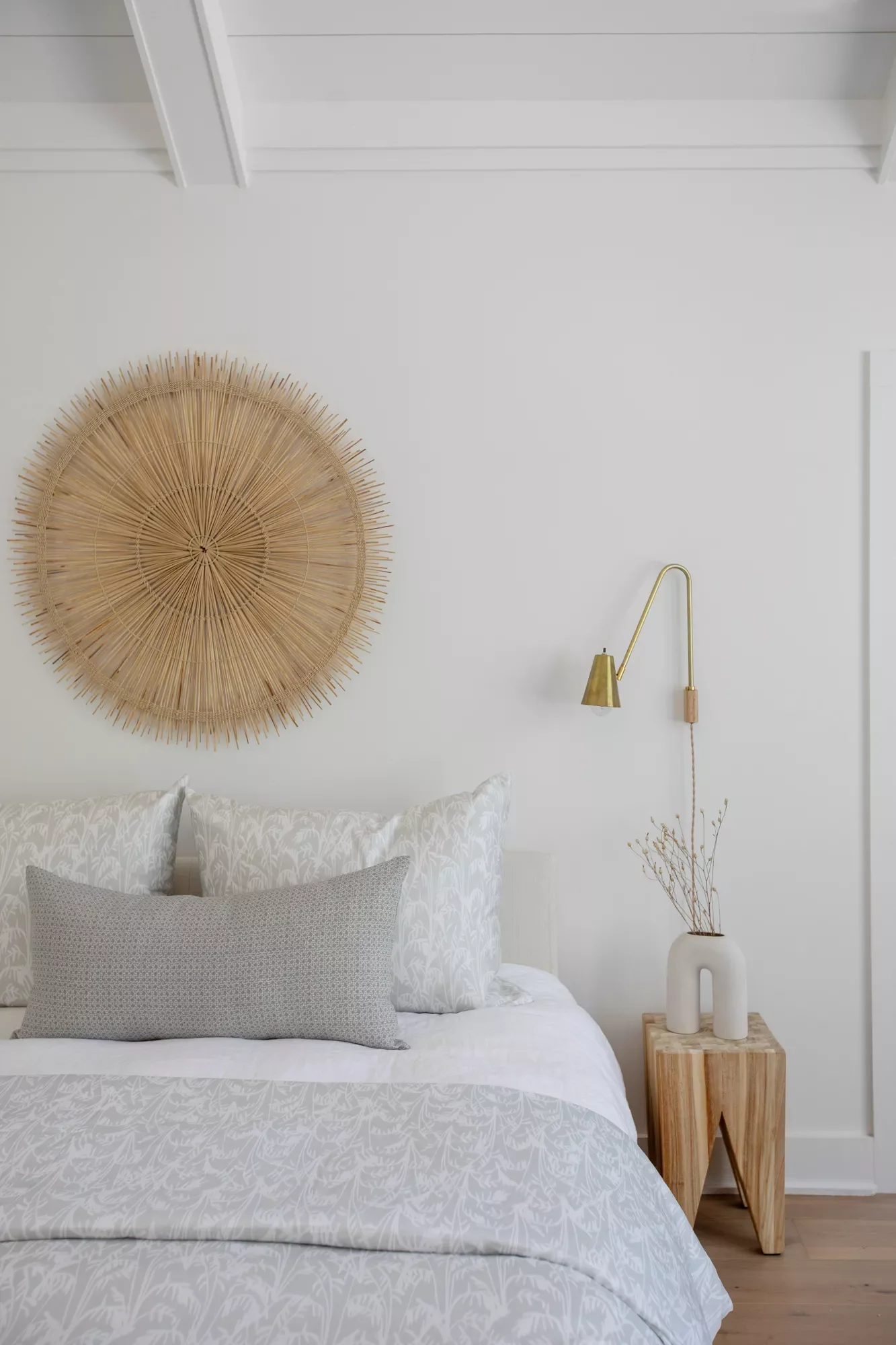 29 Cozy Neutral Bedroom Ideas That'll Make You Never Want to Leave 24 Natural Materials