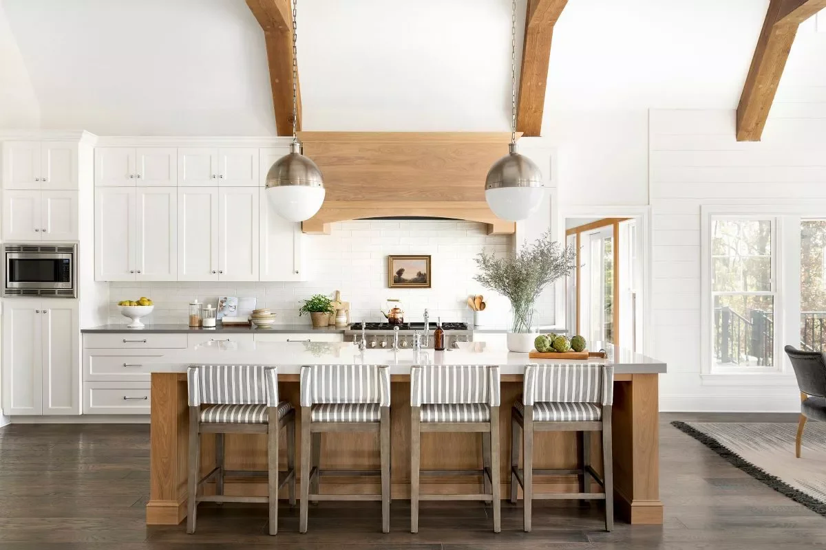 37 Timeless Traditional Kitchen Designs That Create the Perfect Cozy Home 6 Natural Wood Accents