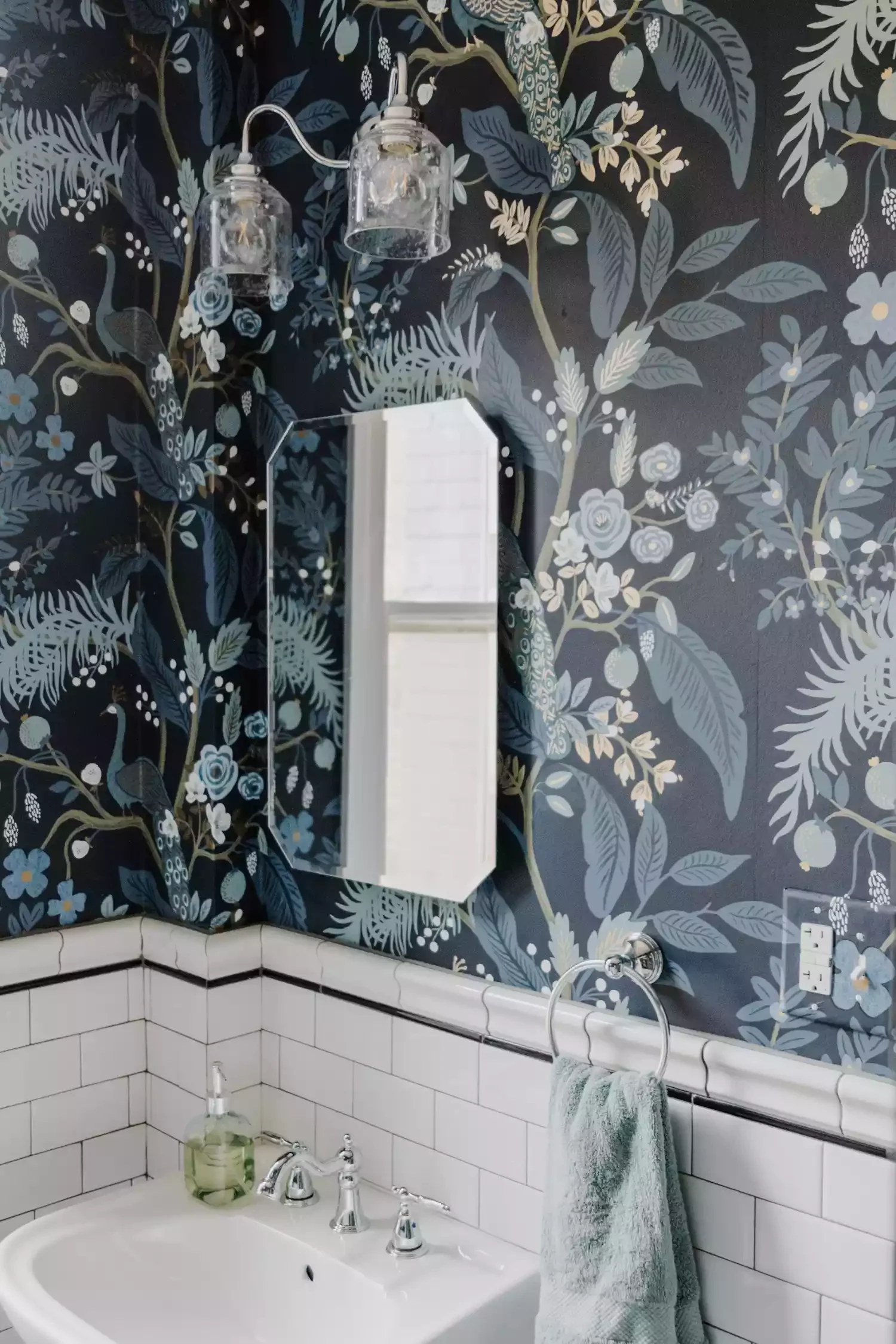 42 Bold Bathroom Color Ideas That Transform Small Spaces Into Stunning Retreats 4 Navy Blue
