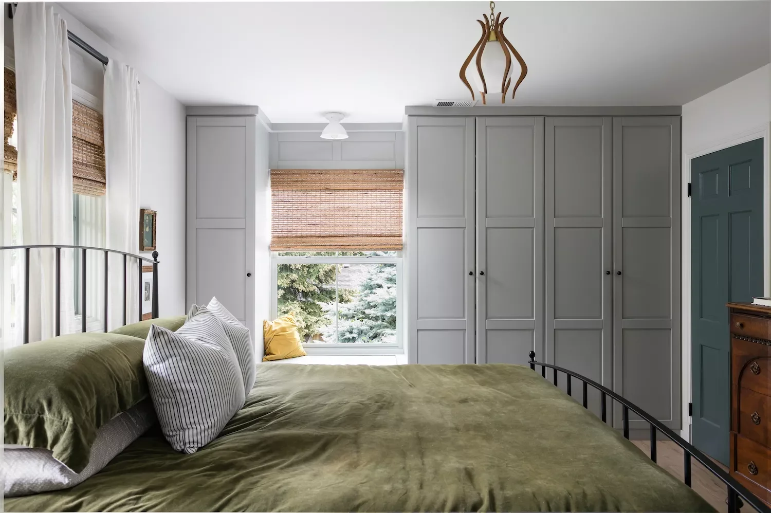 29 Cozy Neutral Bedroom Ideas That'll Make You Never Want to Leave 19 Neutral Bedding