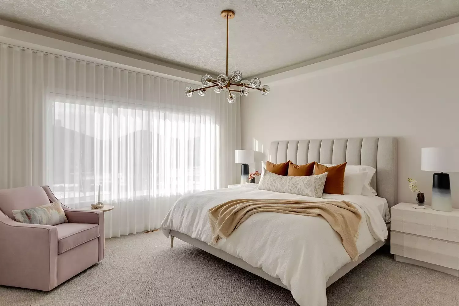 29 Cozy Neutral Bedroom Ideas That'll Make You Never Want to Leave 20 Neutral Bedroom Lighting