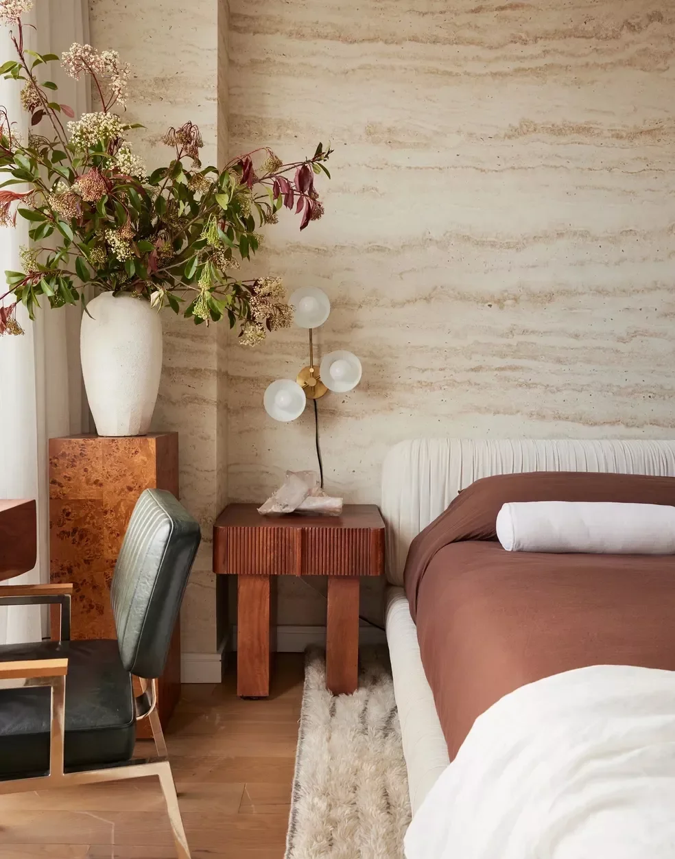 29 Cozy Neutral Bedroom Ideas That'll Make You Never Want to Leave 10 Neutral Bedroom Wallpaper