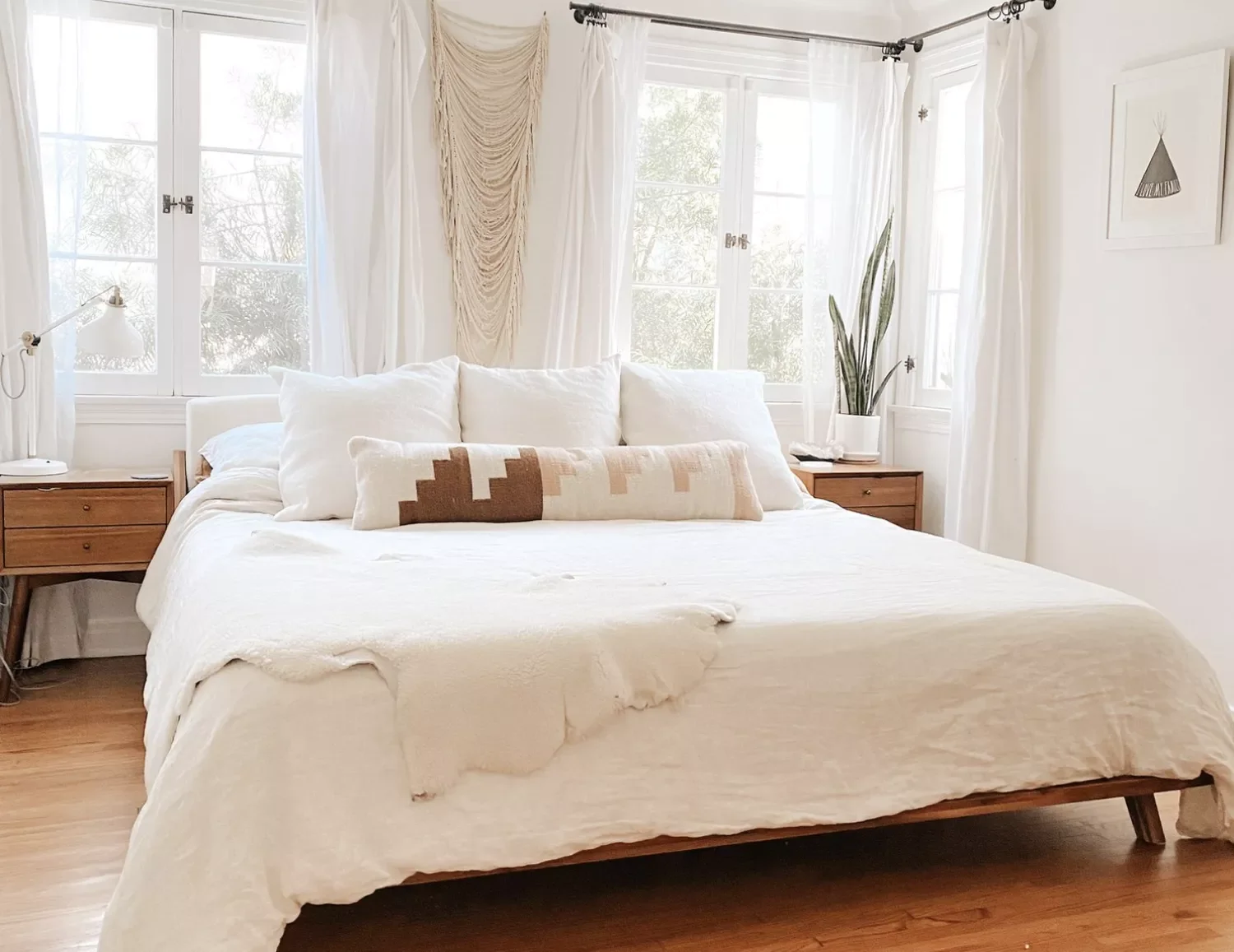 20 Bohemian Decor Ideas to Transform Your Home Into a Relaxing Haven 13 Neutral Boho Style Bedroom