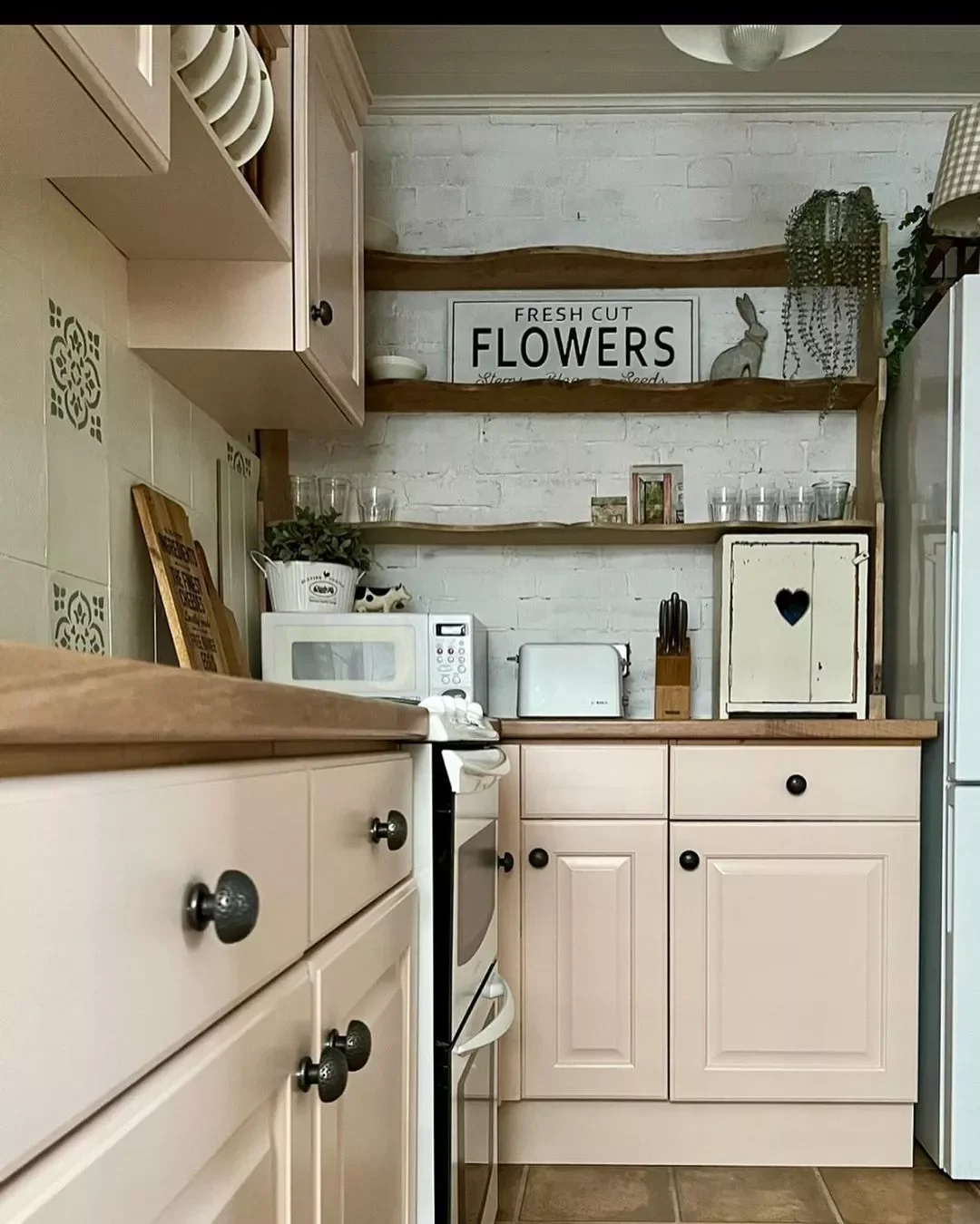 32 Charming Country Kitchen Ideas That'll Make You Never Want to Leave Your Cooking Space 17 Neutral Mood