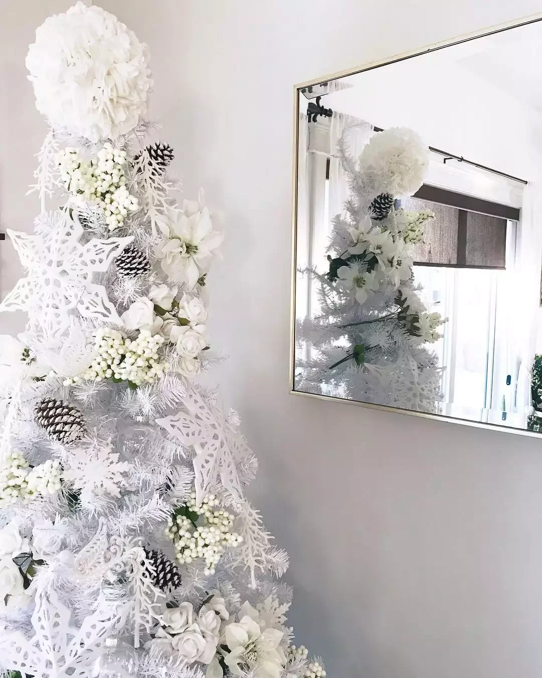 32 Stunning White Christmas Tree Ideas That Will Transform Your Holiday Decor 22 Neutralize the Room