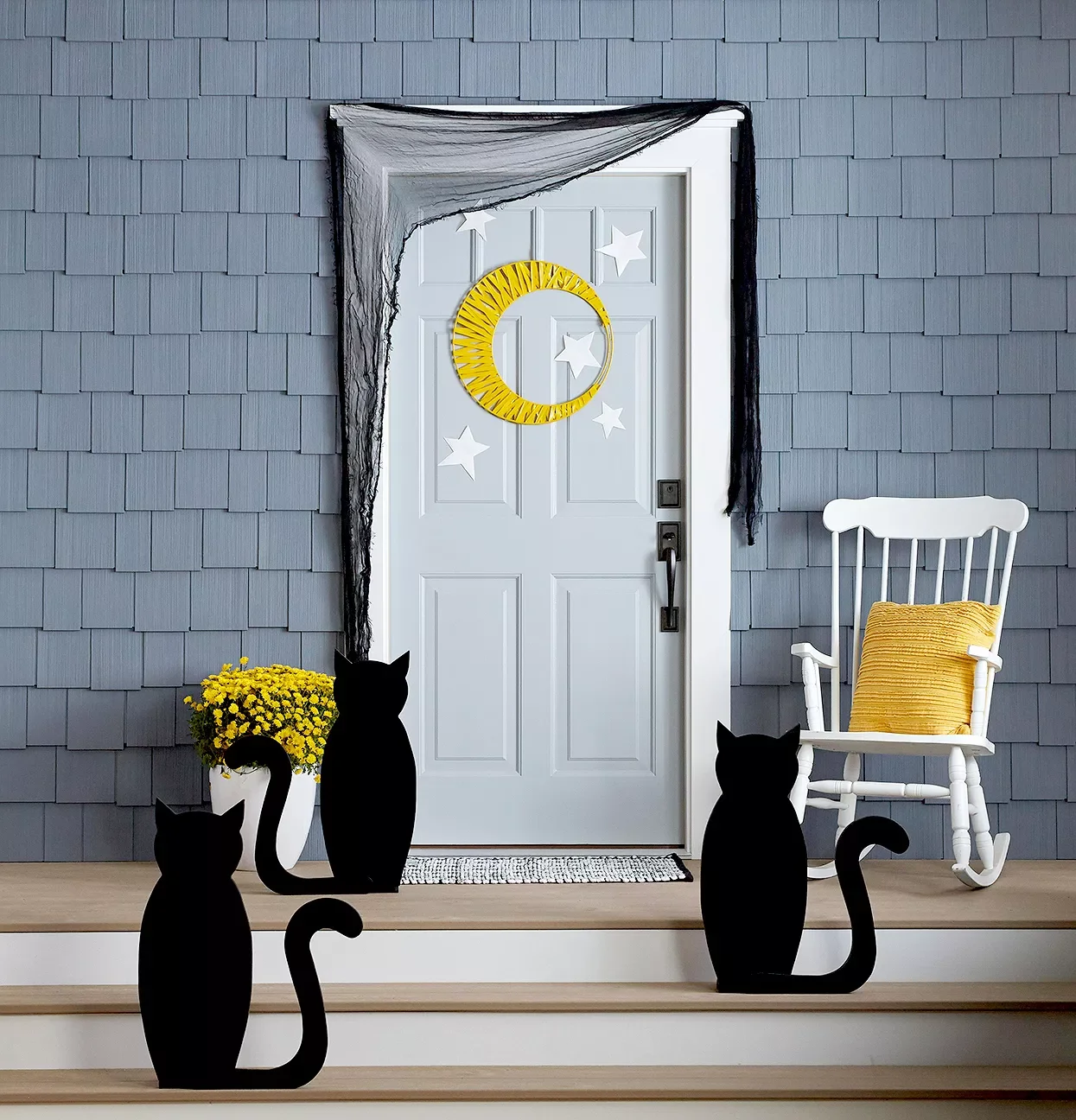 56 Creative DIY Halloween Decorations for Outdoor Spaces 51 Night Sky Porch Setting
