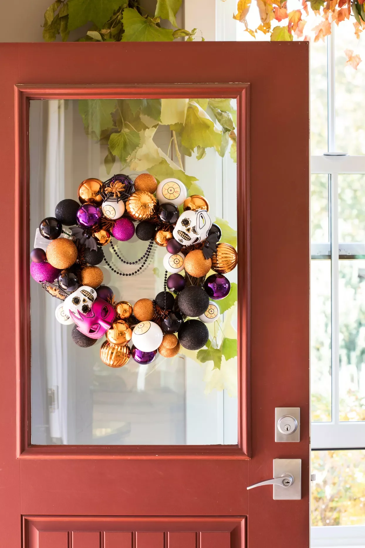 56 Creative DIY Halloween Decorations for Outdoor Spaces 1 October Ornament Wreath