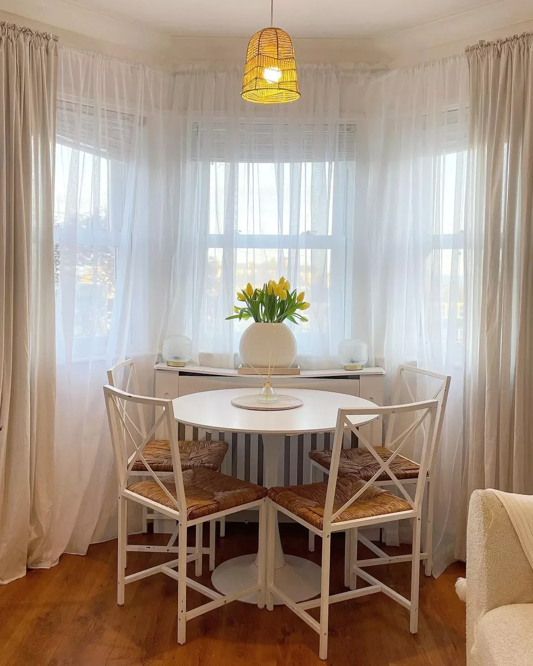 20 Brilliant Ways to Fit a Dining Table in Your Small Living Room 14 Opt for Extra Seating
