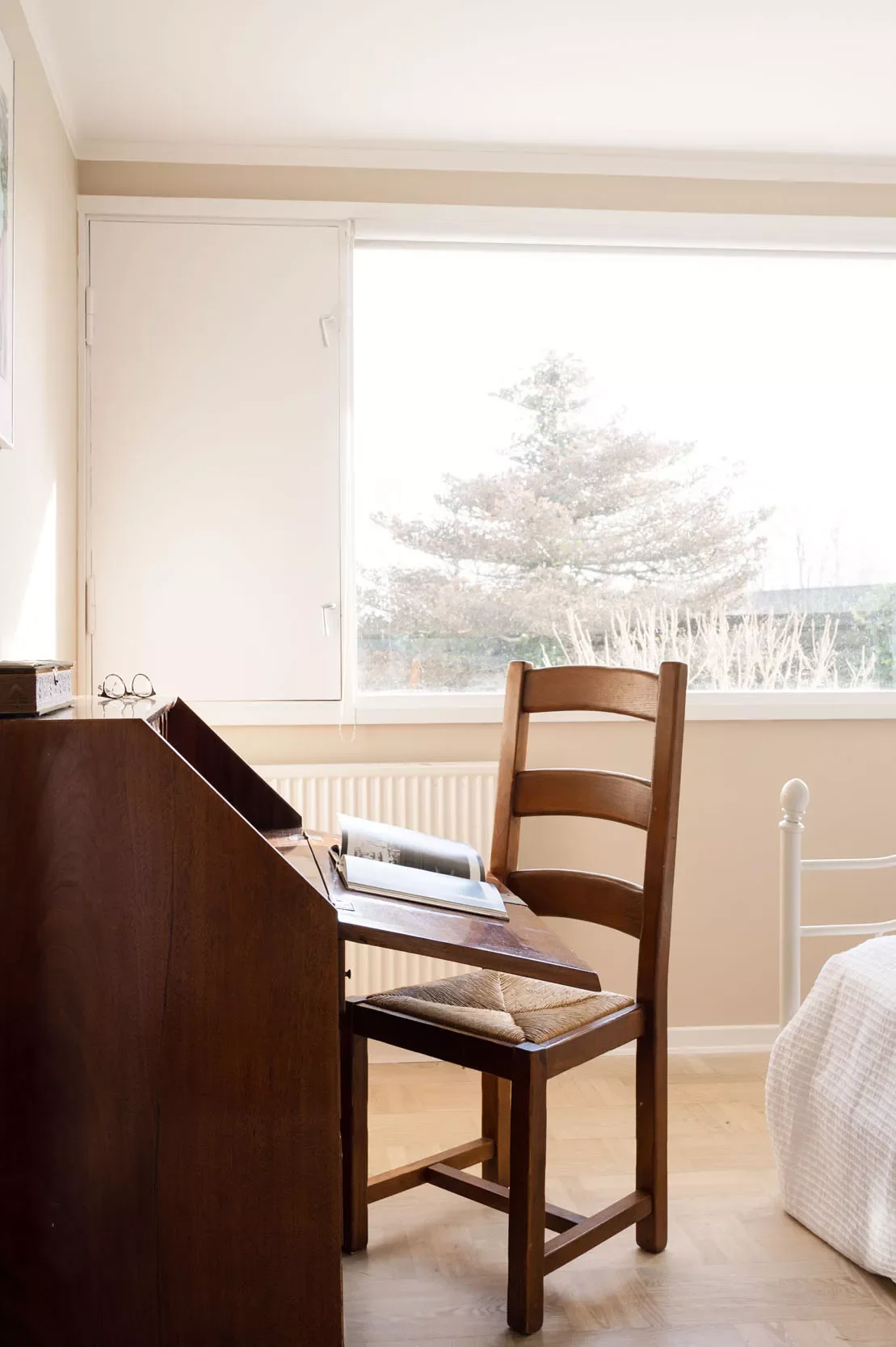 28 Multi-Purpose Office Guest Room Ideas to Create Your Perfect Hybrid Space 15 Opt for a Secretary Desk