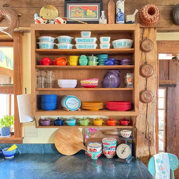 18 Cozy Cabin Kitchen Design Ideas That'll Make You Want to Move to the Mountains 12 Organize with Colorful Displays