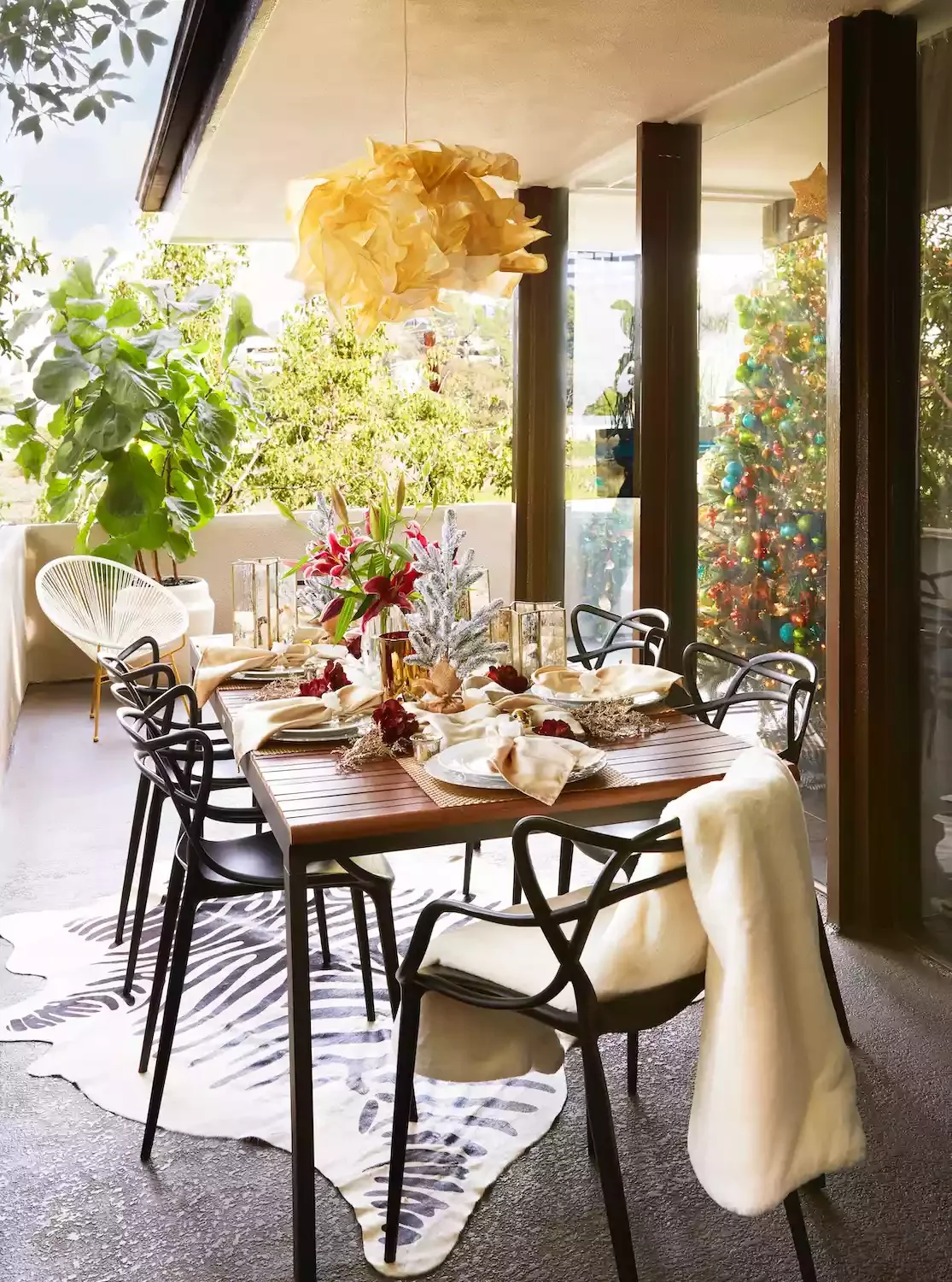 25 Christmas Balcony Ideas That Create a Holiday Wonderland Outdoor Christmas Table