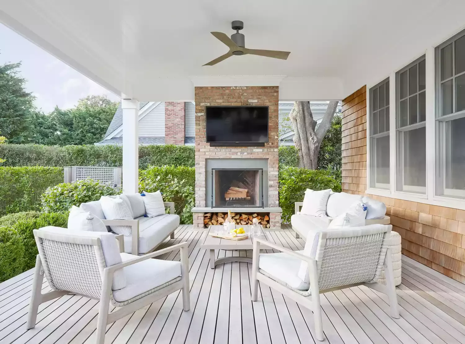 22 Brilliant Outdoor TV Ideas That Transform Your Backyard Into an Entertainment Paradise 1 Outdoor Fireplace TV