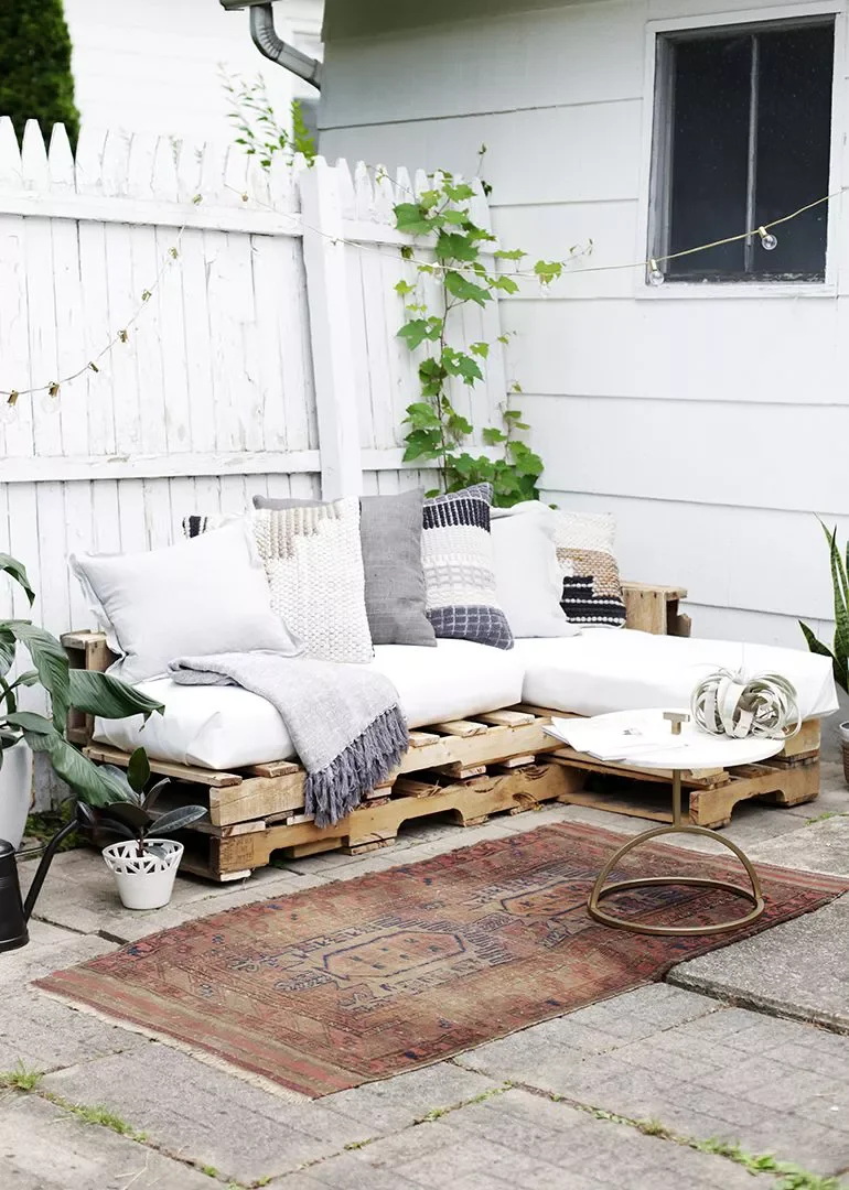 60 Creative Wood Pallet Furniture Projects That Won't Break Your Budget Outdoor Pallet Couch