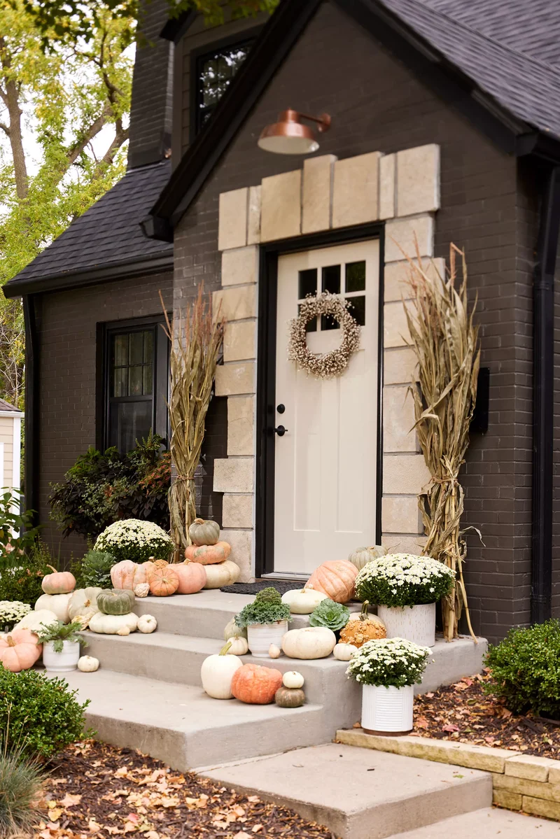 25 Elegant White Pumpkin Ideas for Stunning Fall Decor 1 Outdoor Porch Decor