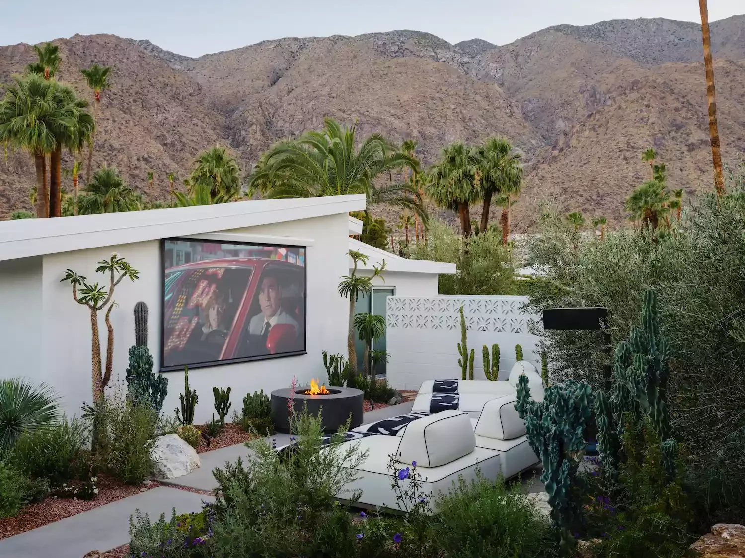 22 Brilliant Outdoor TV Ideas That Transform Your Backyard Into an Entertainment Paradise 4 Outdoor Projector Wall