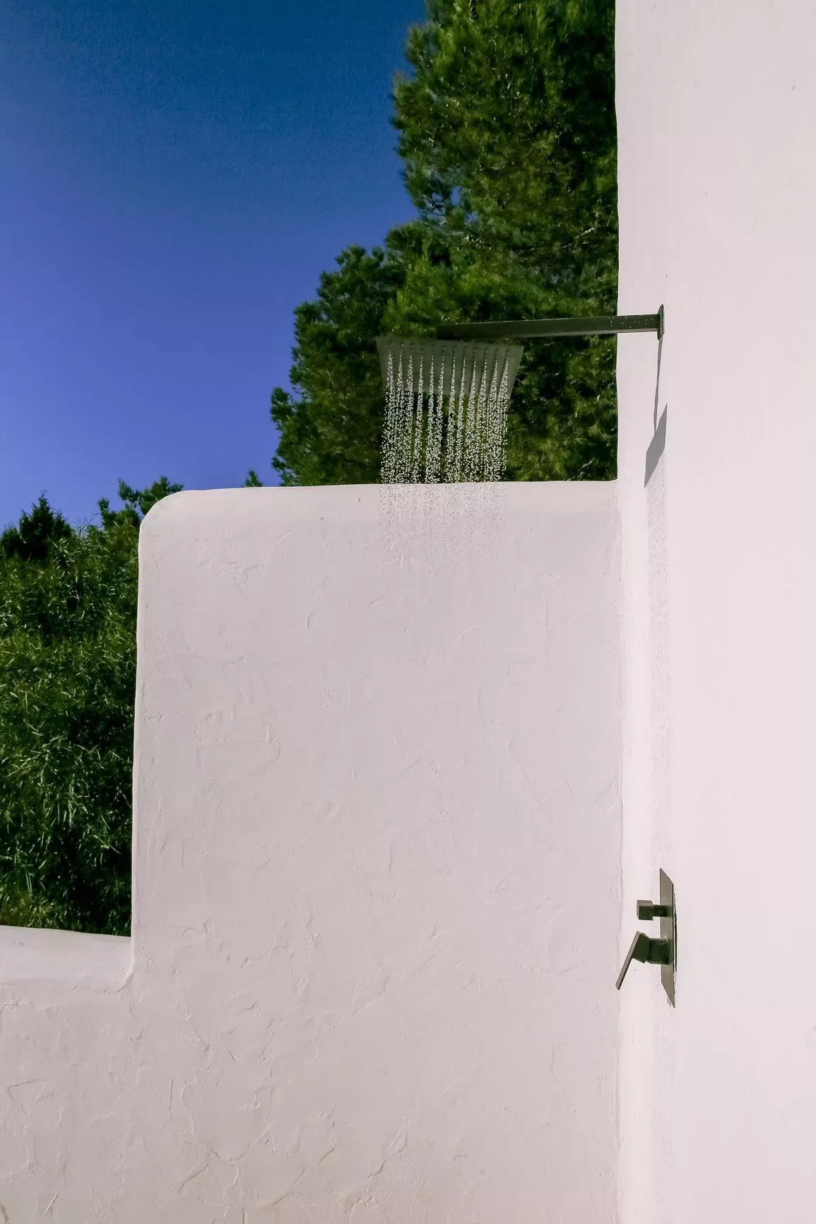 34 Stunning Outdoor Shower Ideas to Transform Your Backyard Oasis 26 Outdoor Rain Shower Head
