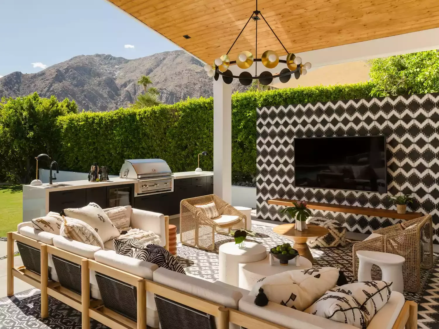 25 Amazing Backyard Transformations That'll Make Your Neighbors Totally Jealous 4 Outdoor TV Feature Wall