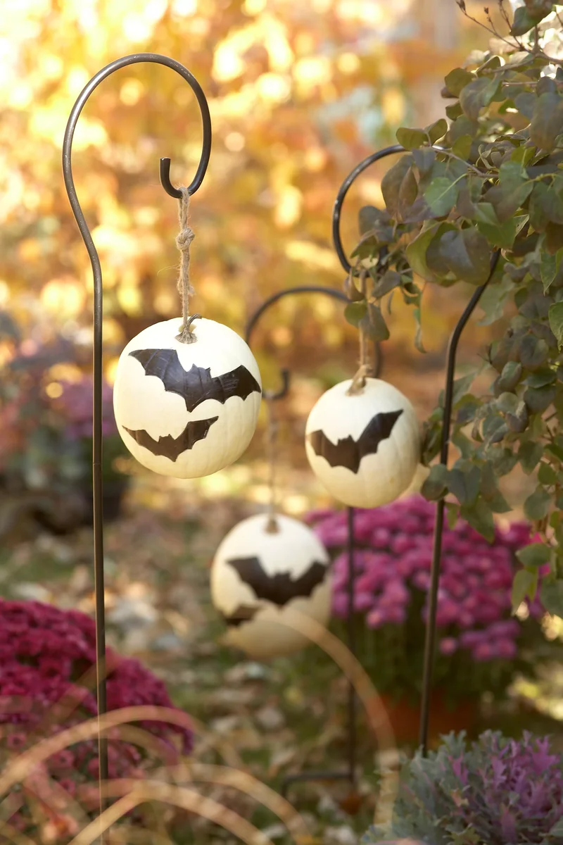 25 Elegant White Pumpkin Ideas for Stunning Fall Decor 8 Outdoor White Pumpkins