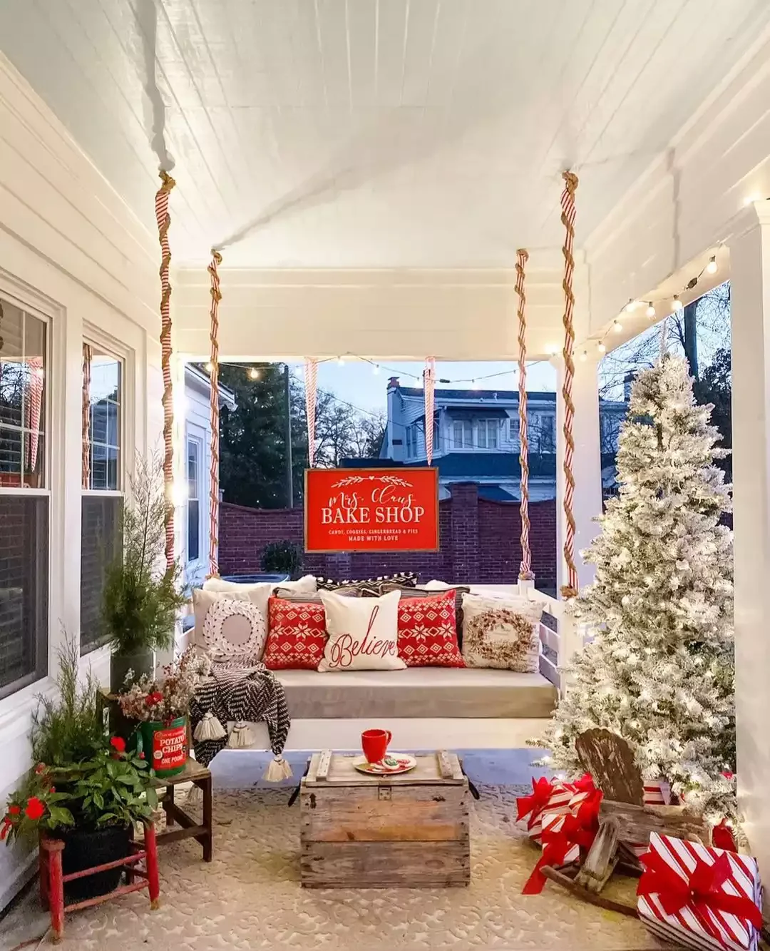 50 Festive Christmas Party Decorating Ideas Your Guests Will Absolutely Adore 7 Outfit a Porch Seating Area