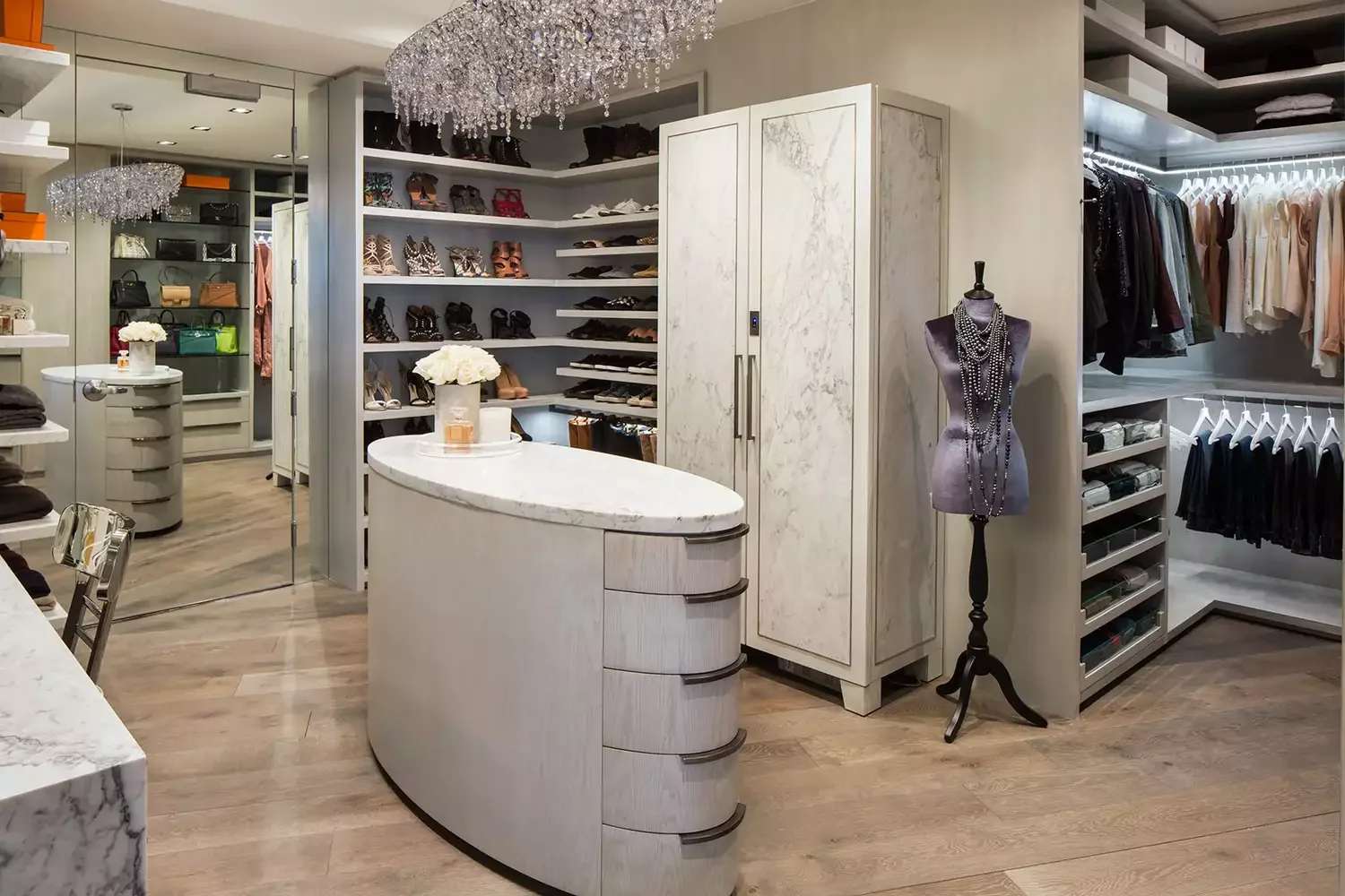 23 Walk-In Closet Island Ideas That Will Transform Your Dressing Room Oval Island