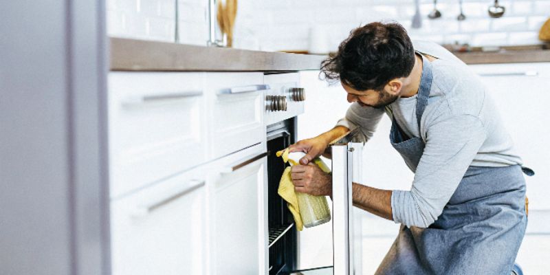 Oven Cleaning Mistakes That Are Poisoning Your Food