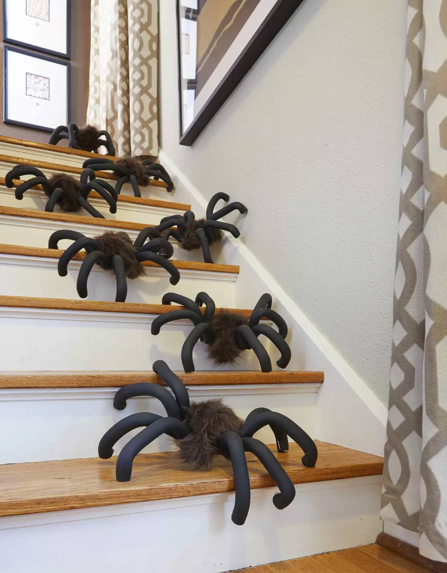 80 Quick Halloween Crafts You Can Complete in One Day 70 Oversized Faux Spiders