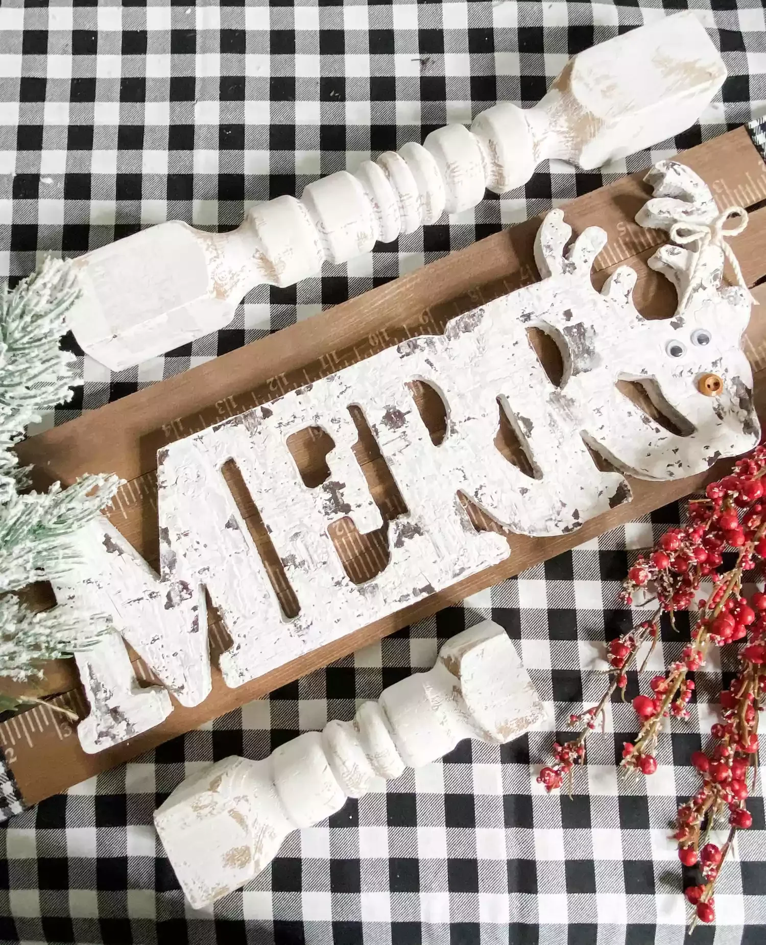31 DIY Christmas Sign Ideas That Look Professionally Made Paint With Chalk Paint