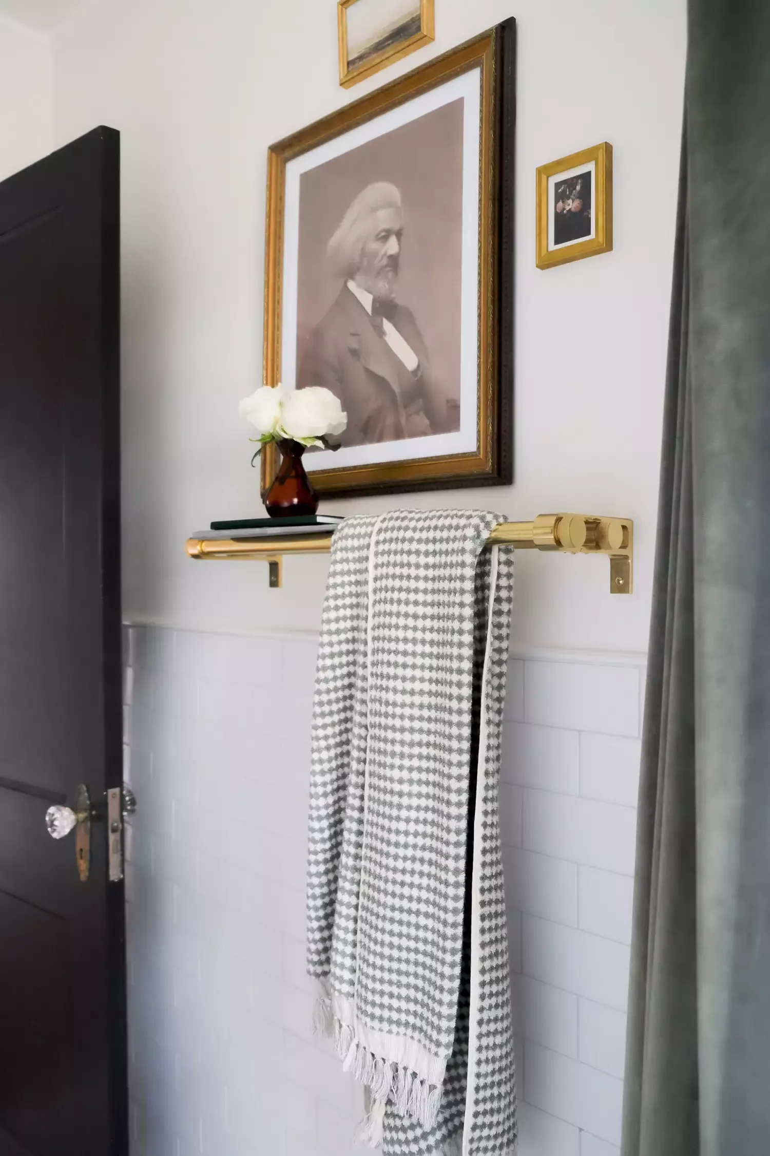 50 Dramatic Dark Bathroom Ideas to Transform Your Space 50 Paint Your Door