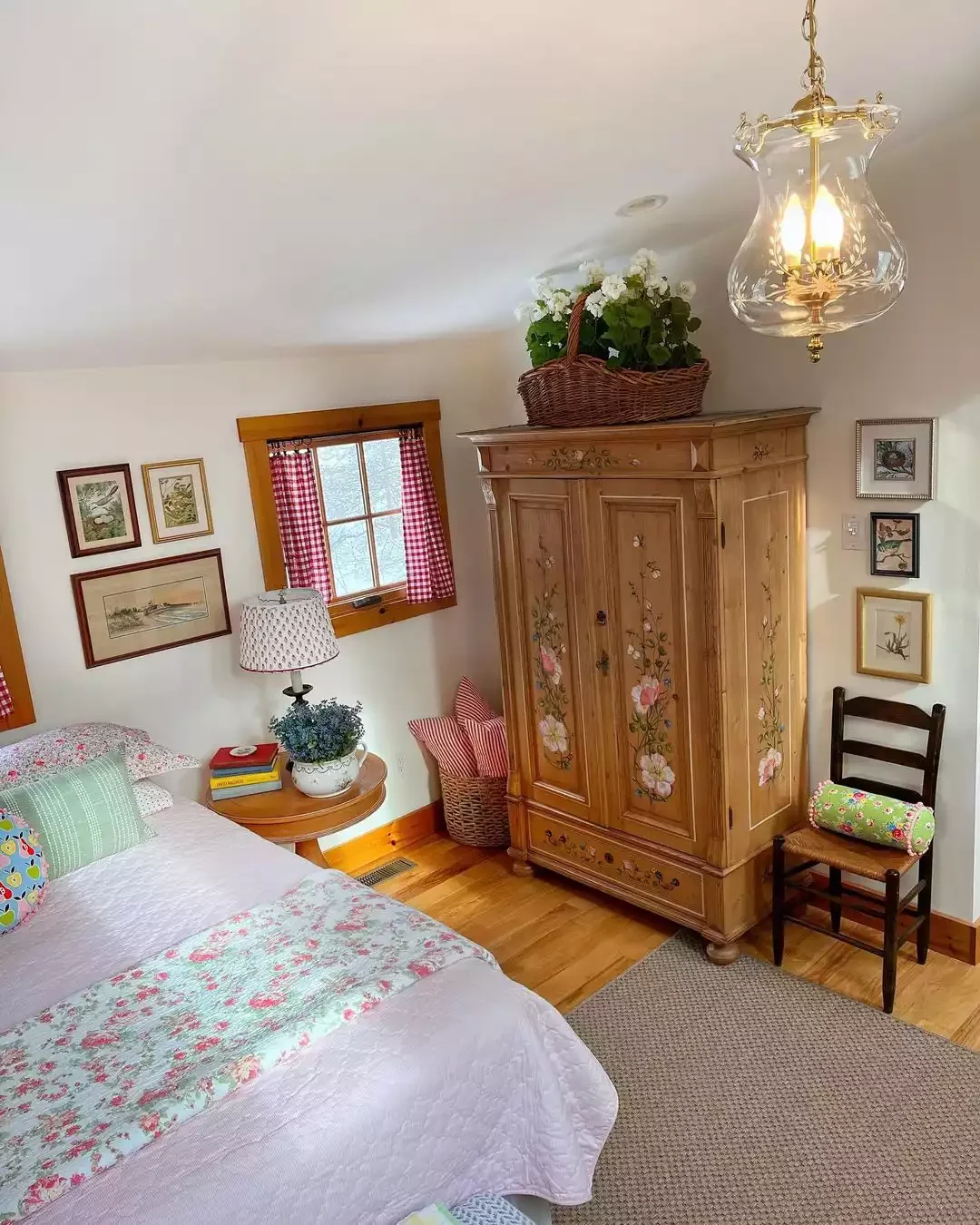 34 Dreamy Cottagecore Bedroom Ideas That Will Make You Want to Redecorate Tonight 25 Paint a Chest