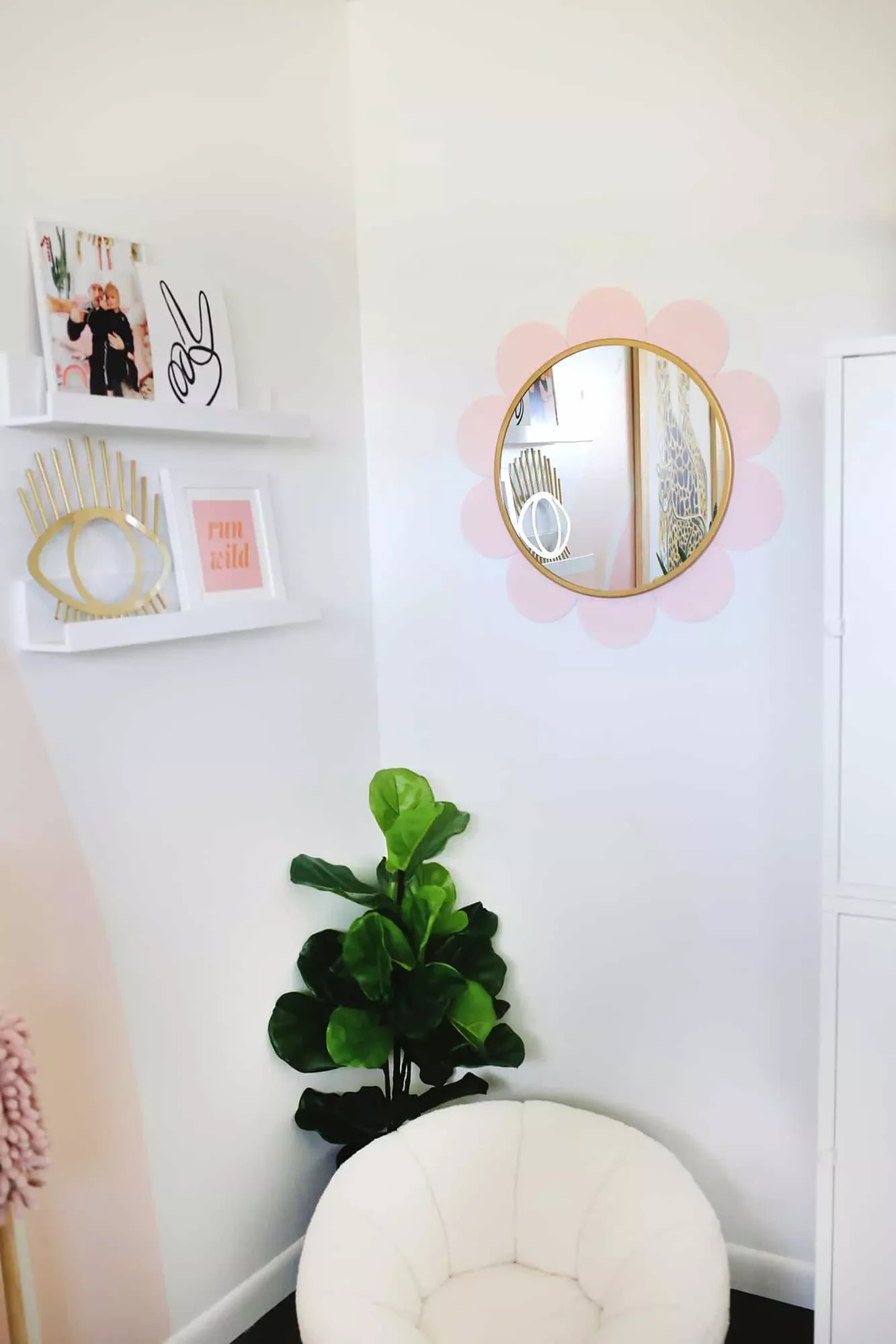 26 Creative DIY Mirror Frame Projects That Will Transform Your Space Paint a DIY Flower Mirror