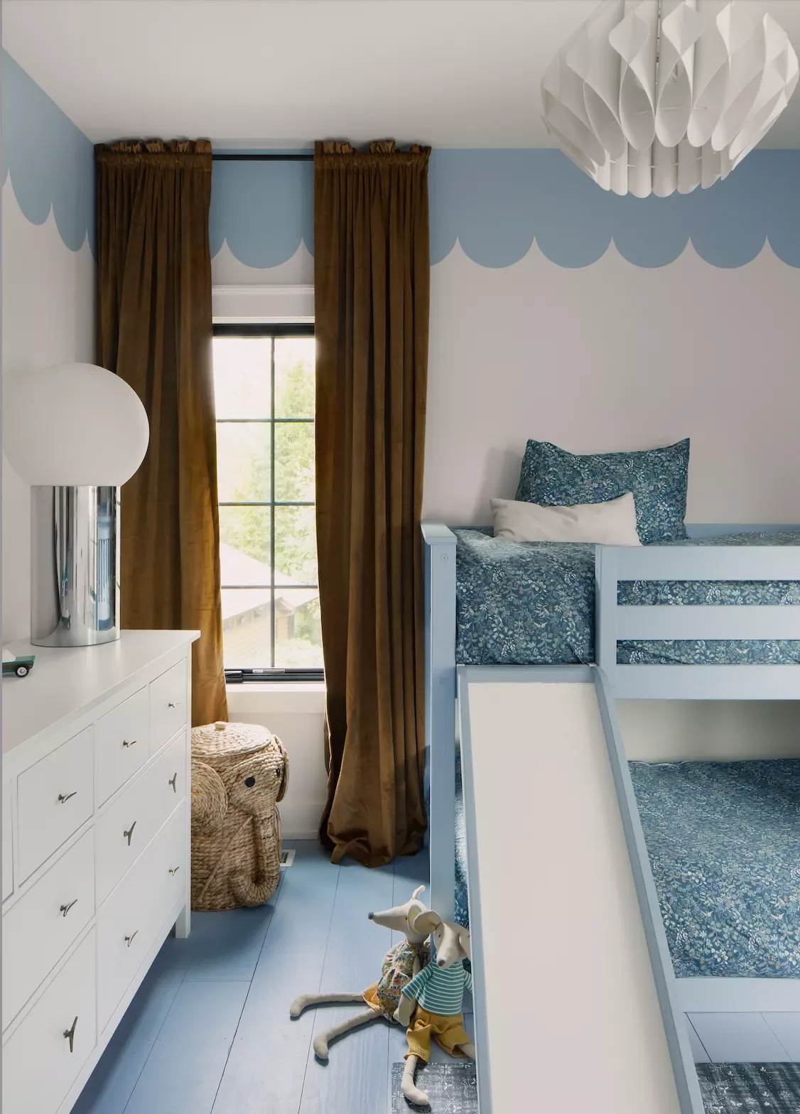 22 Creative Paint Ideas to Transform Your Child's Bedroom into a Playful Paradise 7 Paint a Scalloped Border