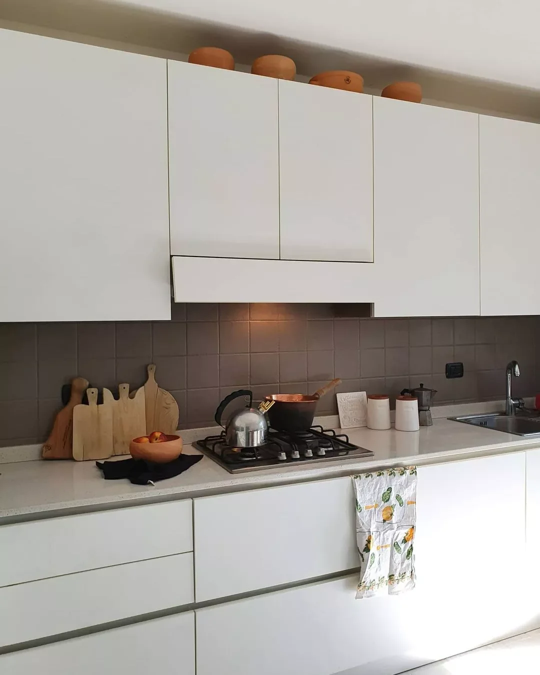52 Creative Apartment Kitchen Ideas That Keep Your Security Deposit Safe 8 Paint the Backsplash Tile