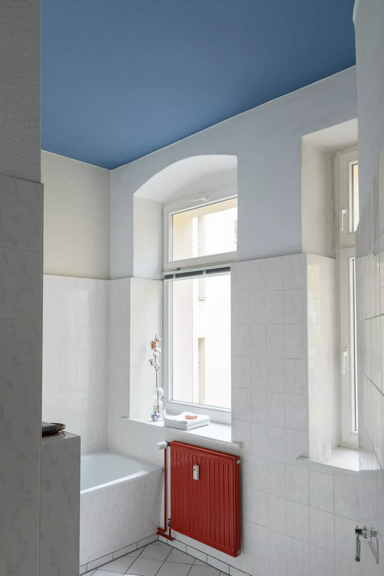 30 Bathroom Wall Decor Ideas That Refresh Your Space This Year Paint the Ceiling