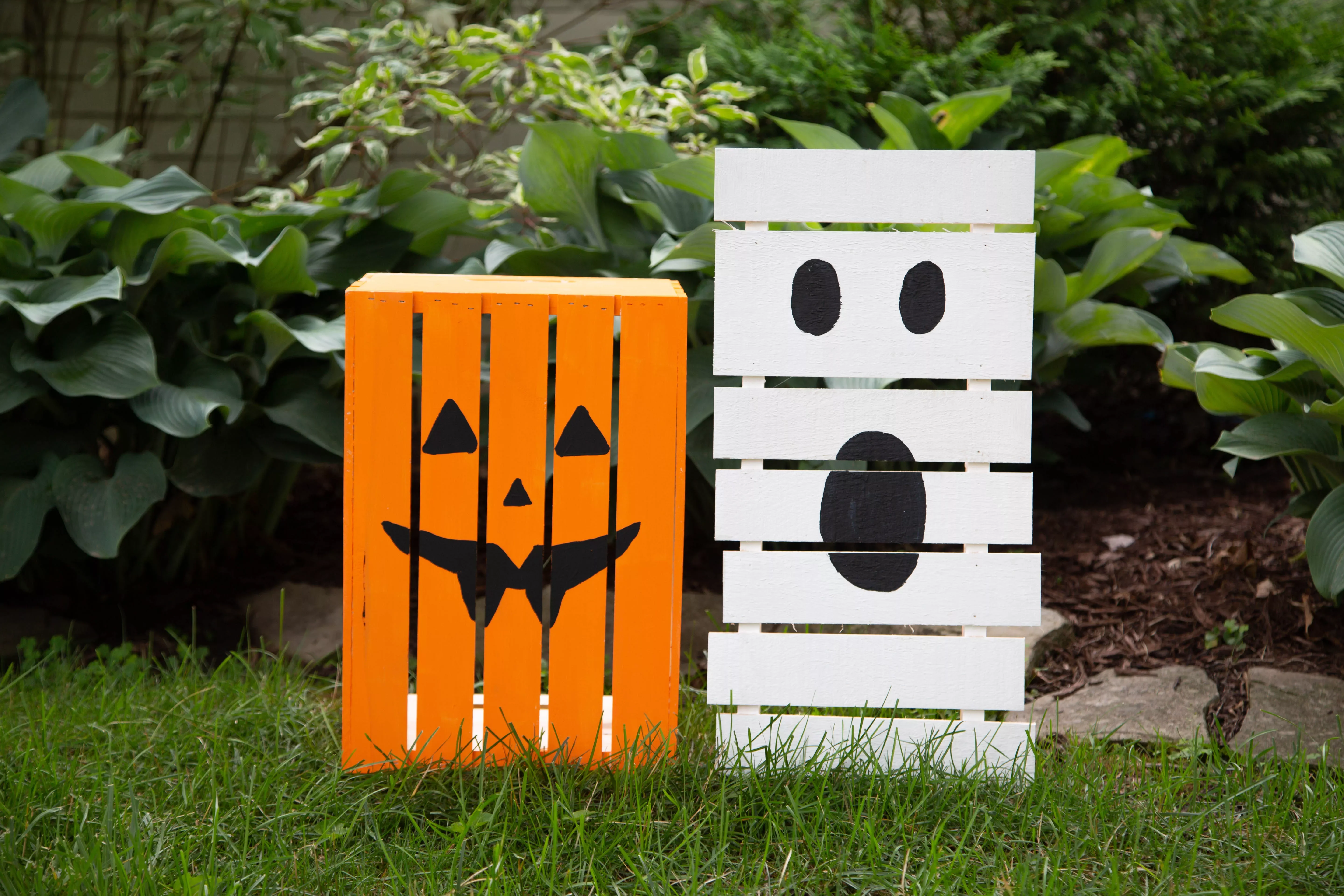 56 Creative DIY Halloween Decorations for Outdoor Spaces 21 Painted Pallet Decor