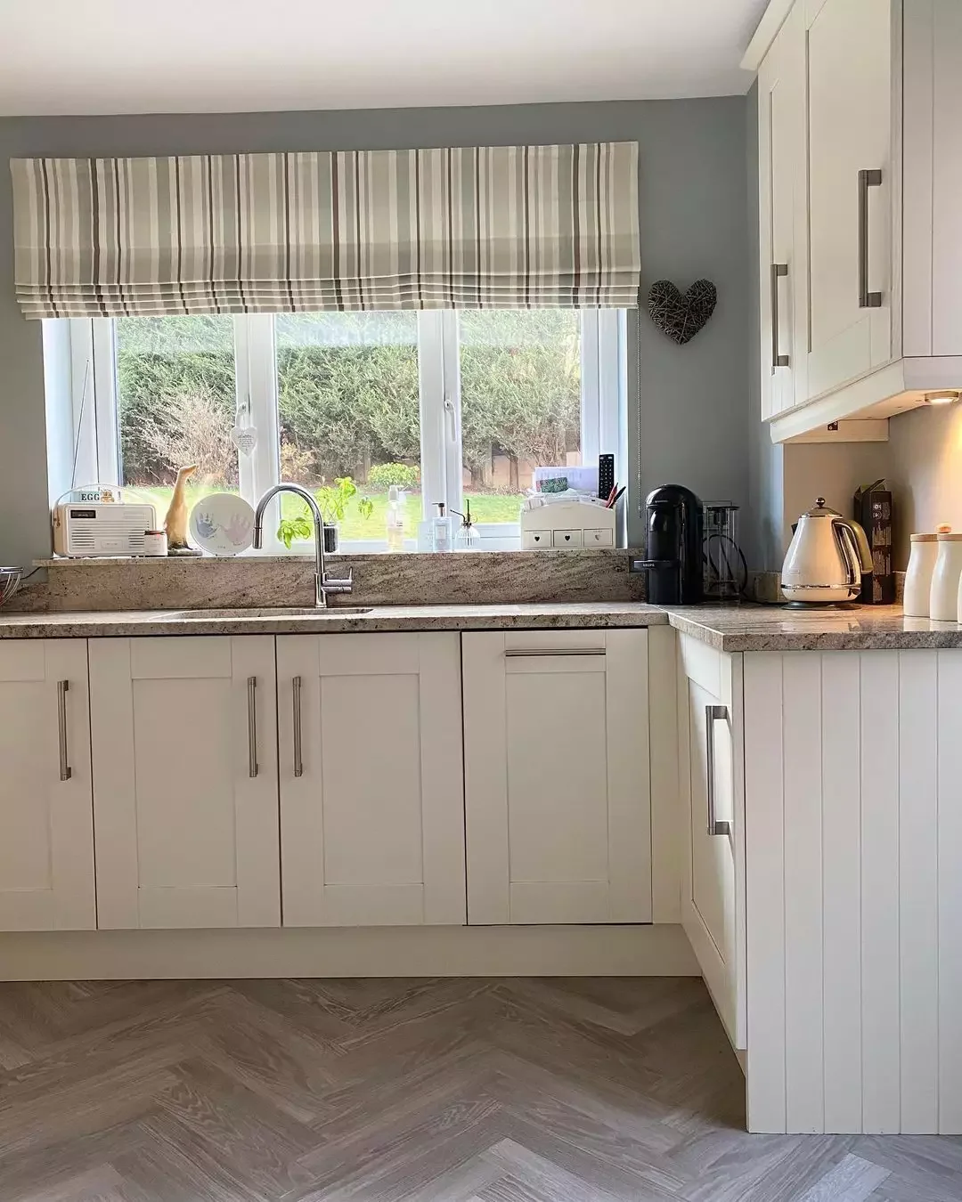37 Stunning Backsplash Ideas That Make White Cabinets and Granite Countertops Shine Painted Walls