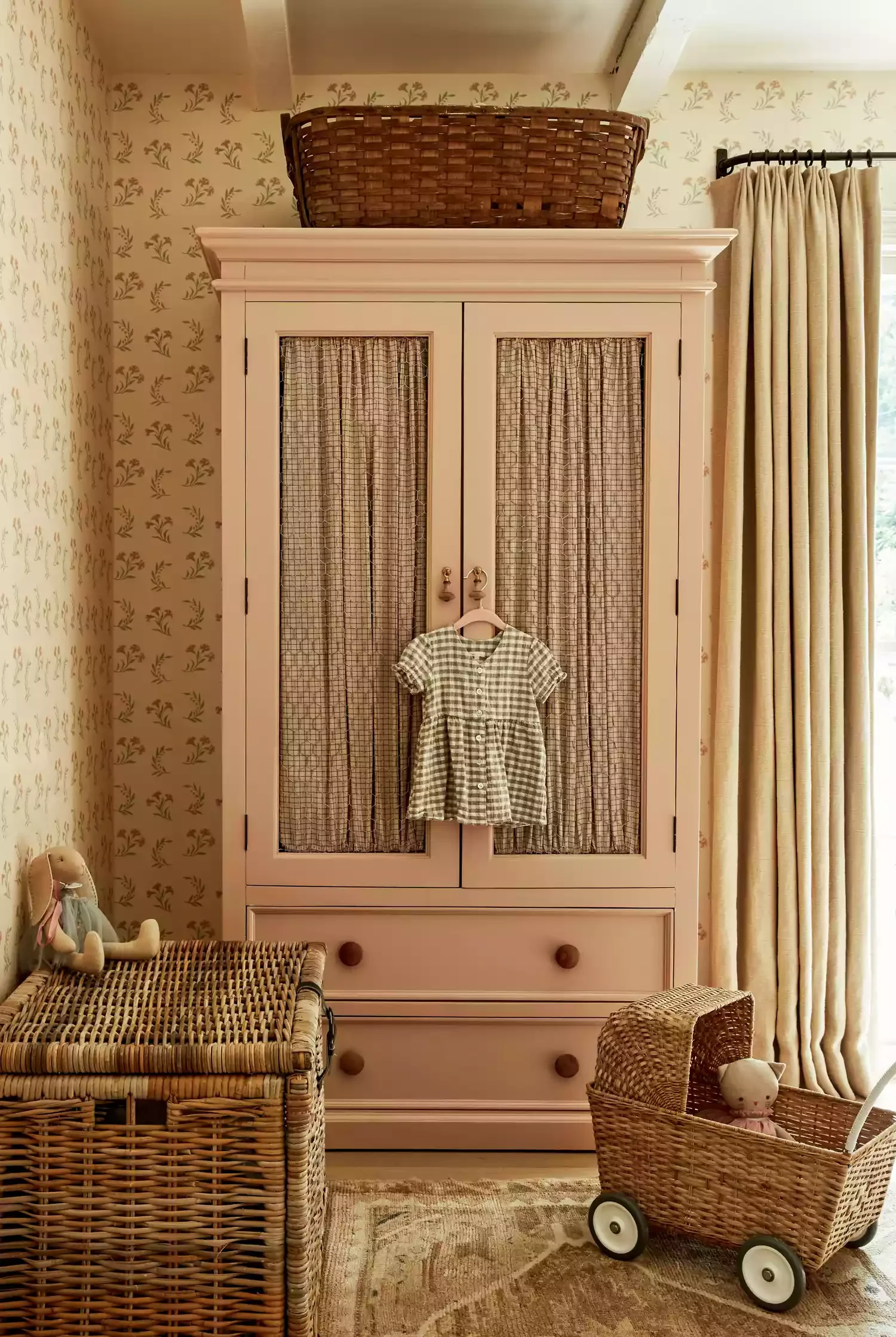 22 Creative Painted Furniture Ideas That Will Transform Your Home Decor 5 Pair Paint with Fabric