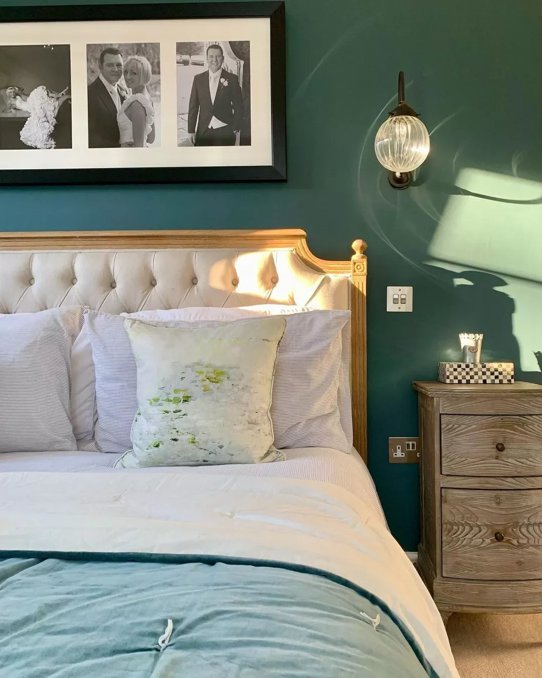 32 Stunning Teal Bedroom Designs That Will Transform Your Space 5 Pair Teal With Light Wooden Furniture