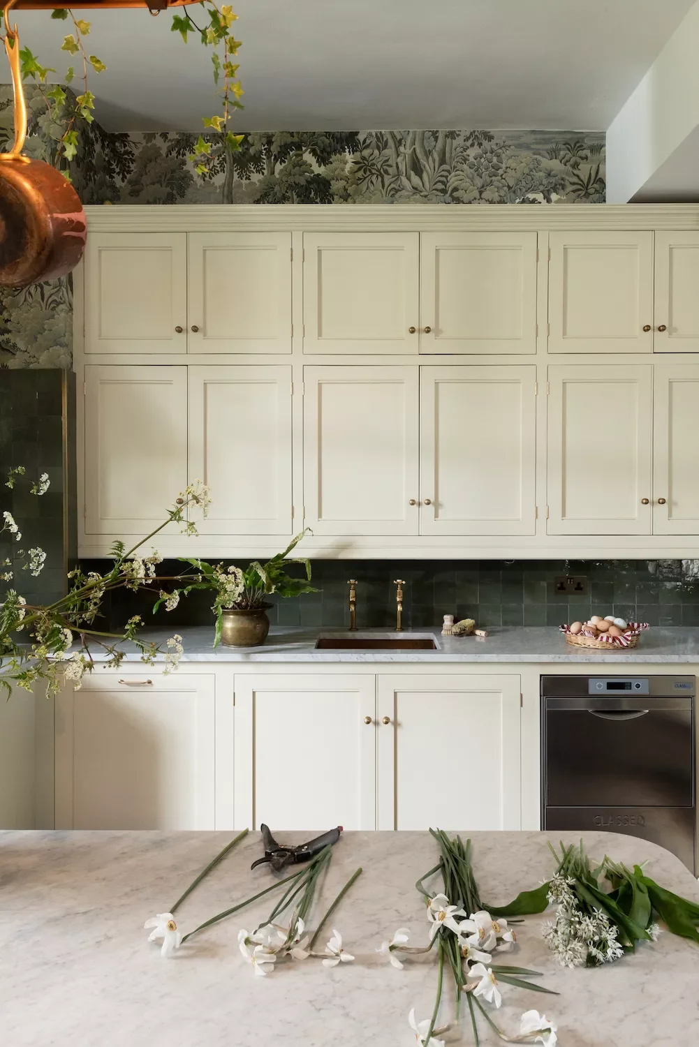 20 Gorgeous Cream Kitchen Cabinet Ideas to Transform Your Space 8 Pair With Forest Green