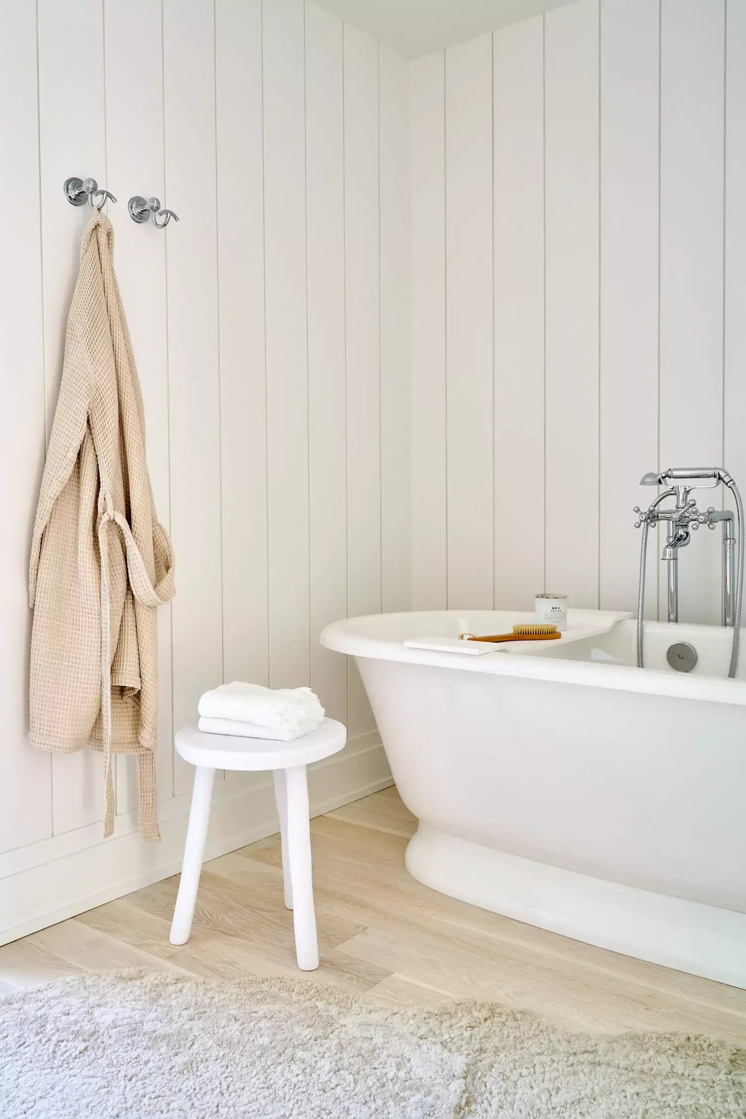 22 Simple White Bathroom Ideas That Make a Big Impact Pair With Hardwood Flooring