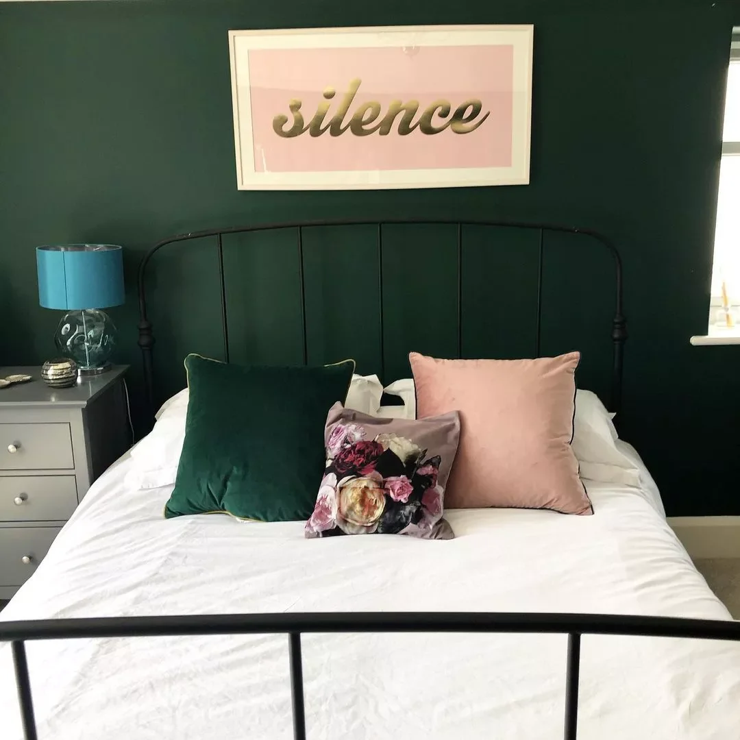33 Stunning Dark Green Bedroom Ideas That Will Transform Your Space 2 Pair With Pink