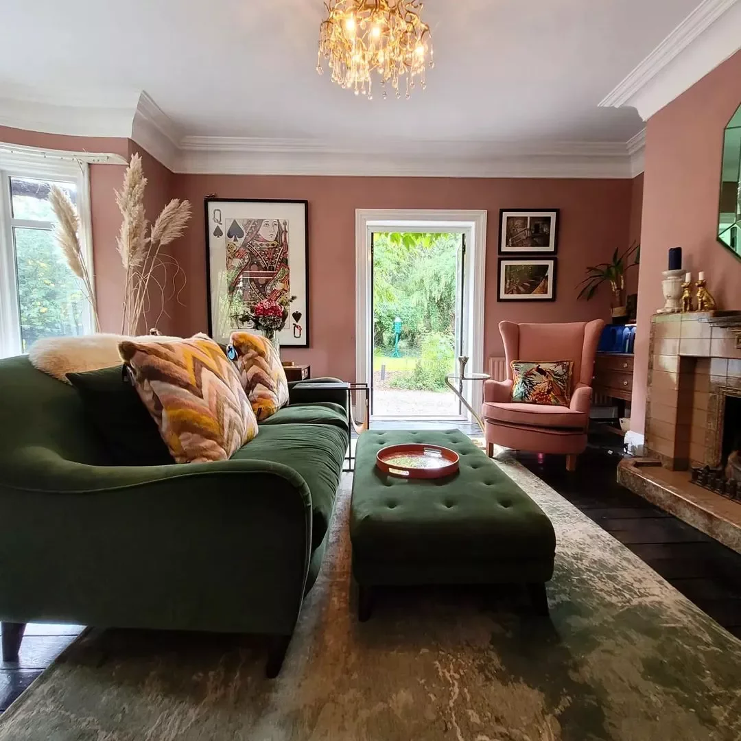 9 Stunning Ways to Style Your Emerald Green Sofa in the Living Room Pair With Pink