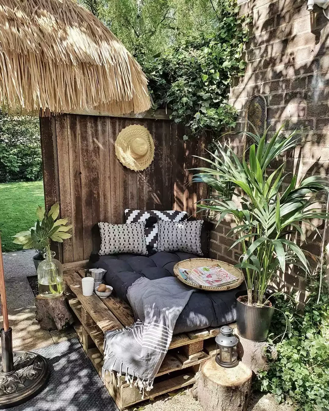 60 Creative Wood Pallet Furniture Projects That Won't Break Your Budget Pallet Wood Daybed