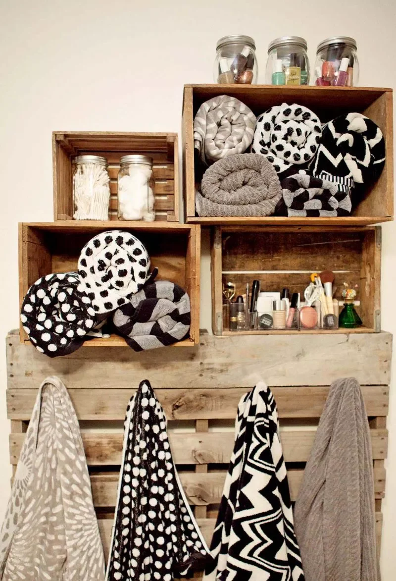 60 Creative Wood Pallet Furniture Projects That Won't Break Your Budget Pallet Wood Towel Rack