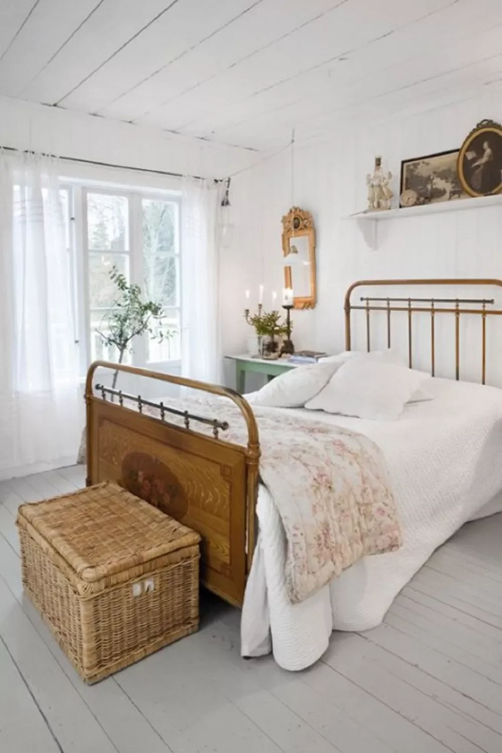 49 Stunning Farmhouse Bedroom Designs That Will Transform Your Space 7 Patchwork Quilt