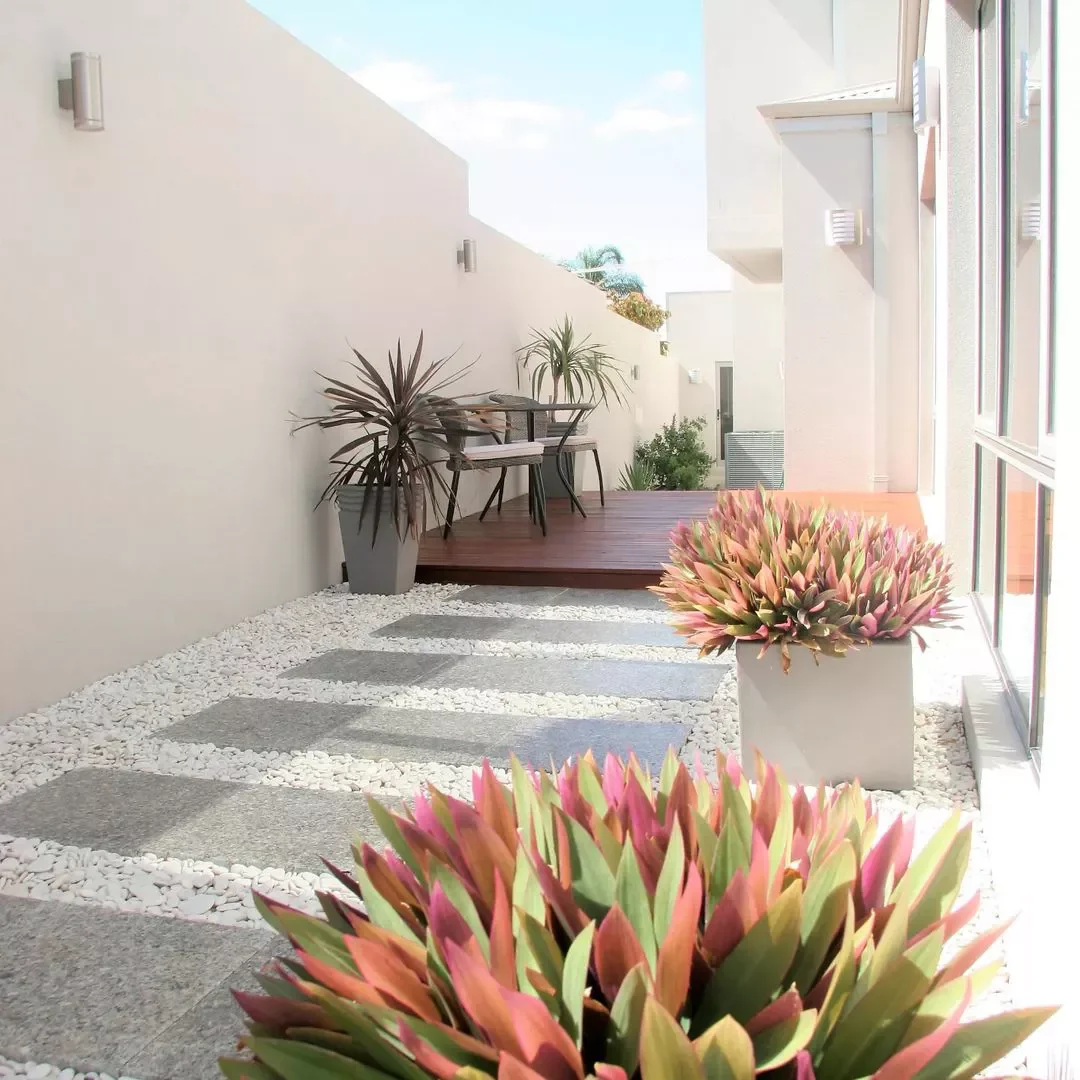 25 Creative Side Yard Transformations to Maximize Your Outdoor Space Patio With Seating