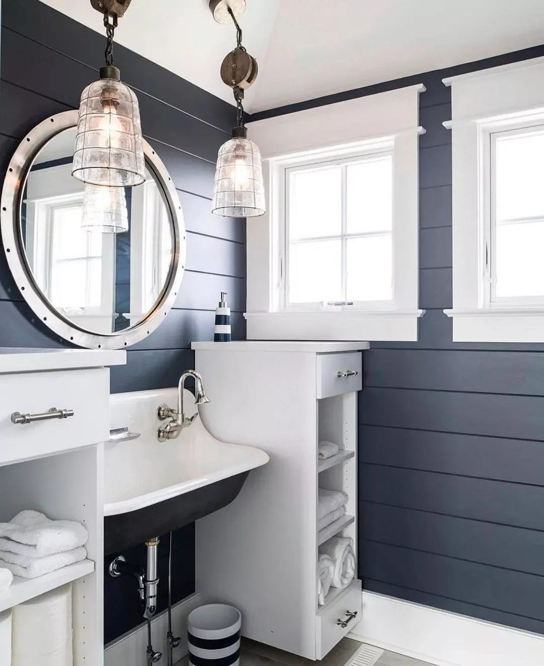 30 Beach-Inspired Bathroom Ideas That Bring Coastal Vibes Home 6 Pay Attention to Accents