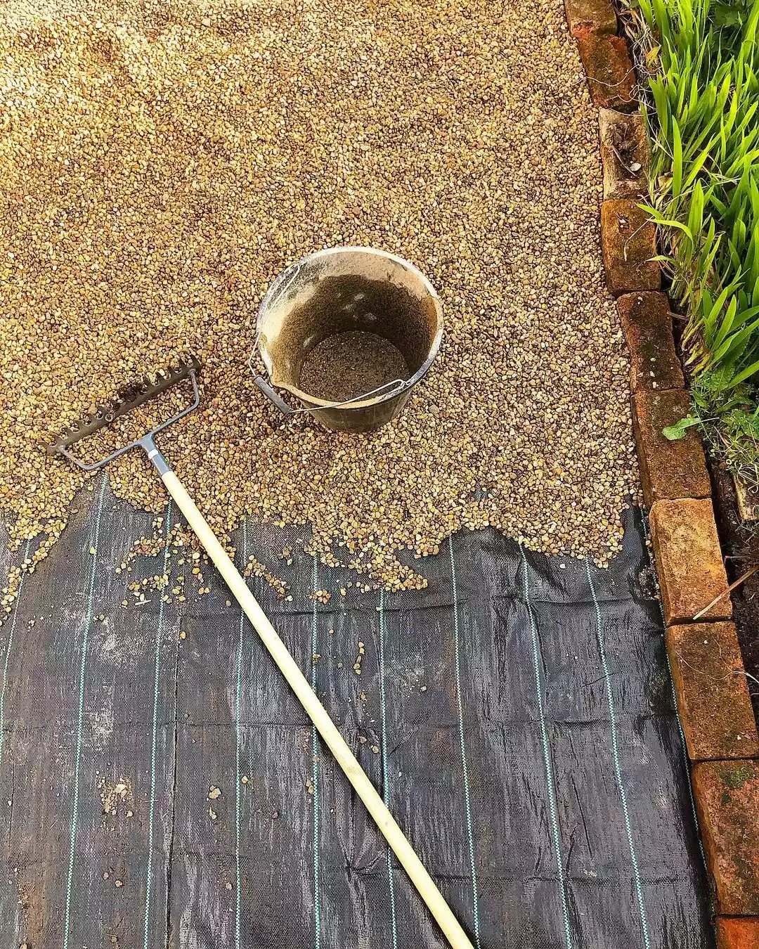 24 Creative River Rock Ideas to Transform Your Outdoor Space Pea Gravel Path