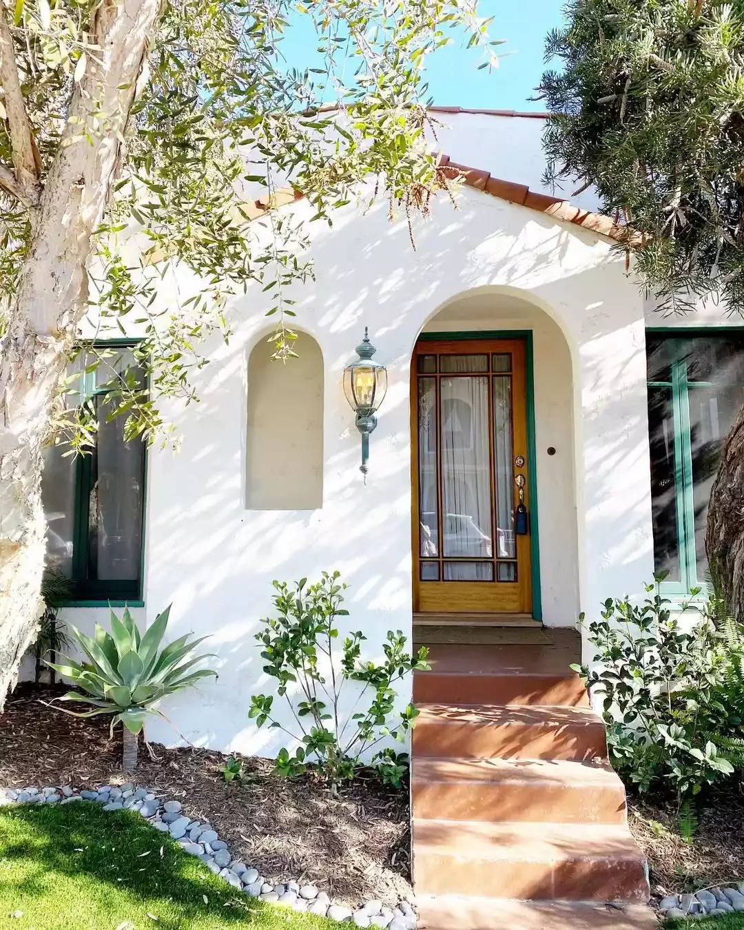 30 Stunning Front Yard Ideas Using Rocks and Mulch Pebble Garden Border