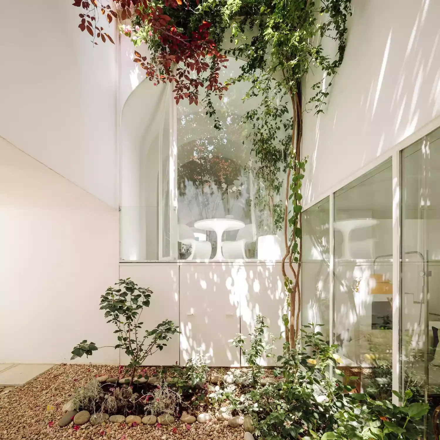 52 Beautiful Courtyard Ideas That Transform Your Outdoor Living Space Peekaboo Courtyard